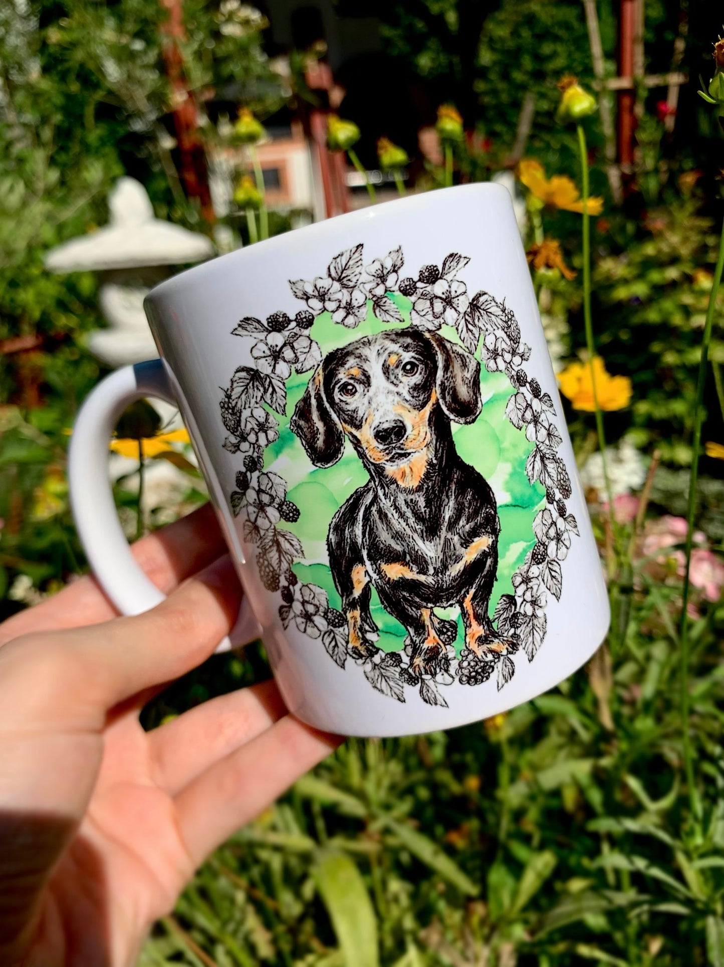 Ez a tacskós bögre kézműves stílusú, finoman részletezett cser tacskó illusztrációval készült. Akvarellfestése meleg, barátságos hangulatot sugároz. Igényes kutyás ajándék azoknak, akik szeretik a különleges grafikákat.