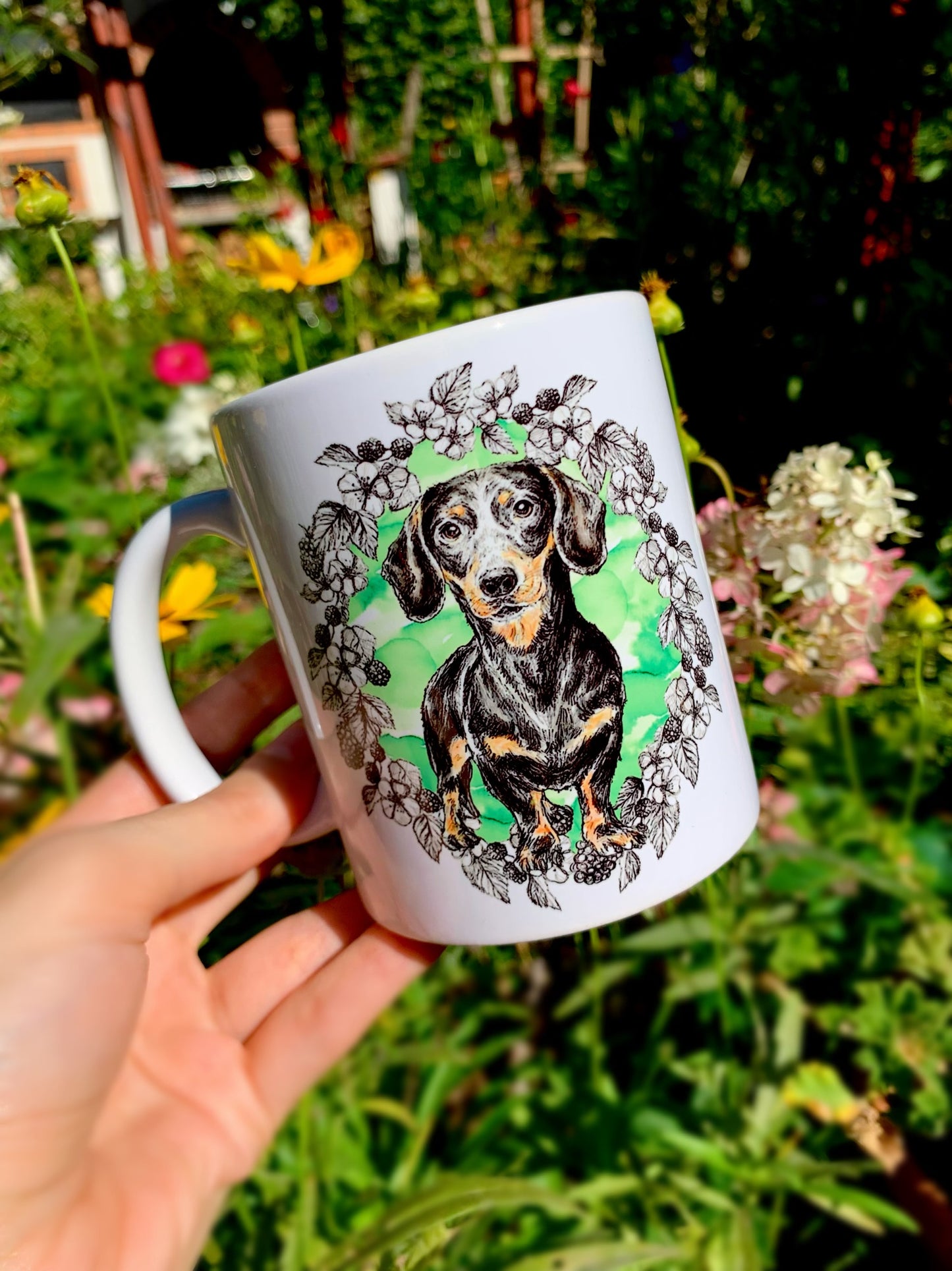 Ez a tacskós bögre gazdag részletű, kézzel rajzolt cser tacskó grafikával készült, amely igazán szerethető megjelenést ad neki. A kiváló minőségű kerámia tartósságot és eleganciát biztosít. Tökéletes választás kutyabarátoknak, akik különleges ajándékot keresnek.