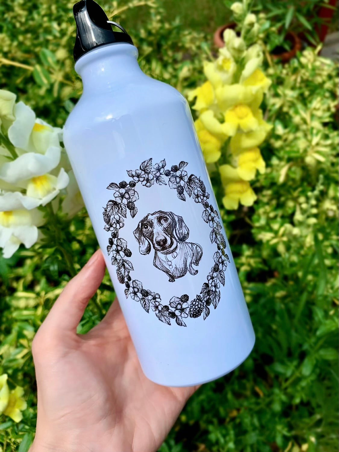 Ez a tacskós kulacs erős, strapabíró kialakításával ideális túrázóknak, kutyasétáltatóknak és mindenkinek, aki sokat van úton. A kézzel rajzolt tacskó minta prémium, egyedi megjelenést kölcsönöz a palacknak. 600 ml-es kapacitása miatt egész nap biztosítja a megfelelő hidratálást.