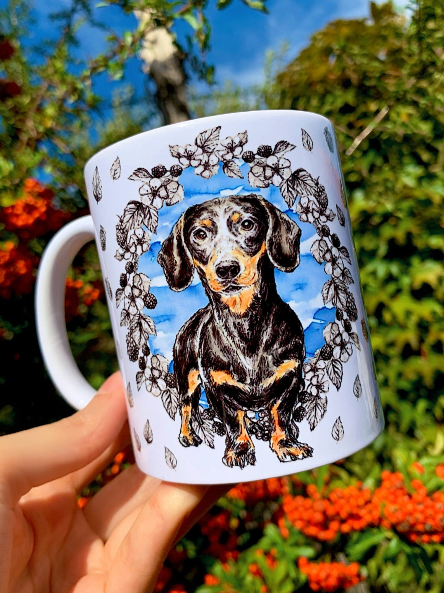 Ez a tacskós bögre gyönyörű cser tacskó illusztrációval készült, kézzel rajzolt, természetes akvarell stílusban. Egyedi kutyás ajándék, amely különösen népszerű a tacskó gazdik körében. Prémium kerámia kivitele tartós, elegáns és mindennapi használatra ideális.