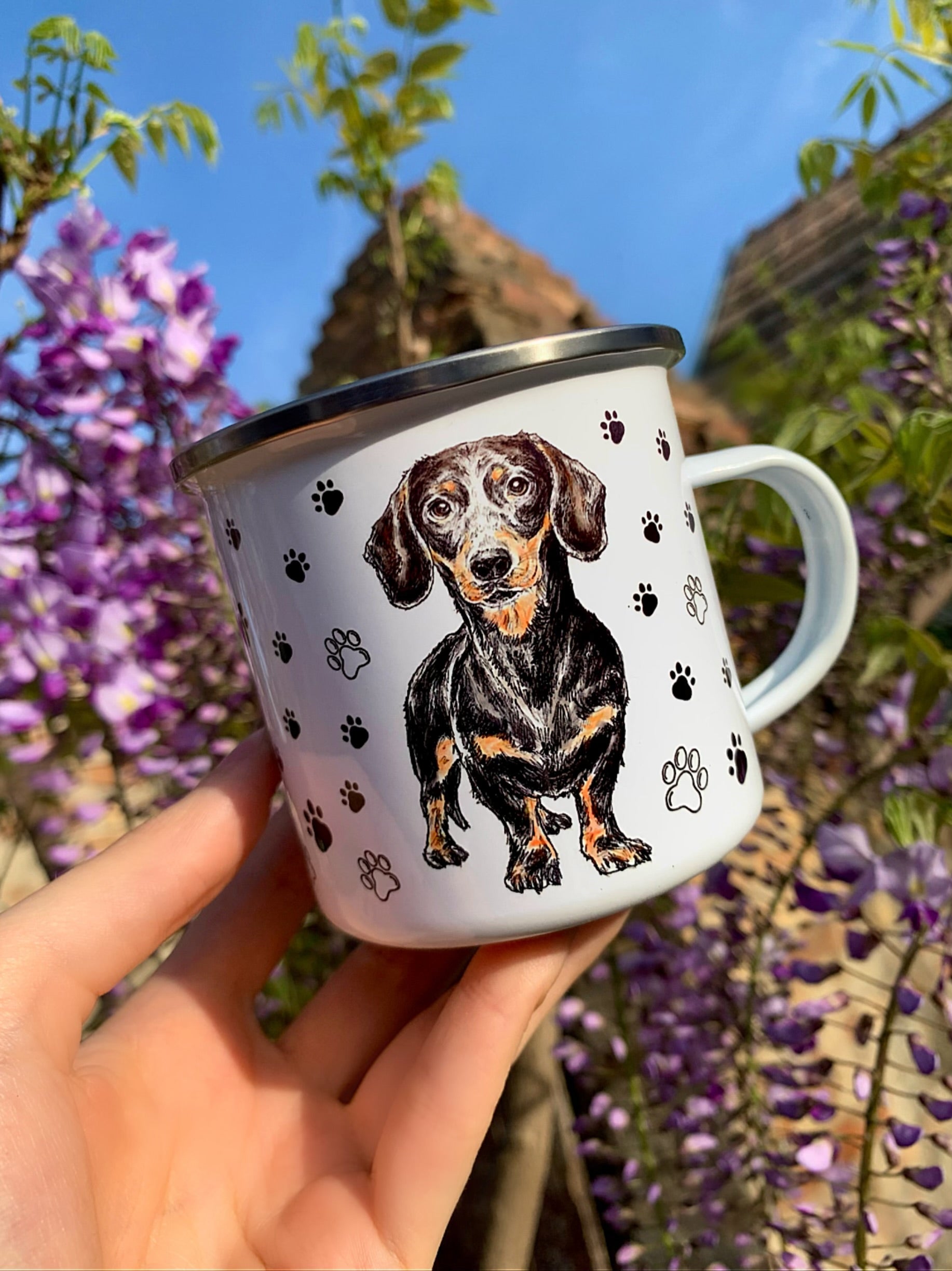 Egyedi tacskós bögre cser színű tacskó illusztrációval, amely művészi megjelenésével kiemelkedik a kutyás termékek közül. Tökéletes választás reggeli kávéhoz vagy teázáshoz. Ideális ajándék tacskórajongóknak és különleges alkalmakra is.