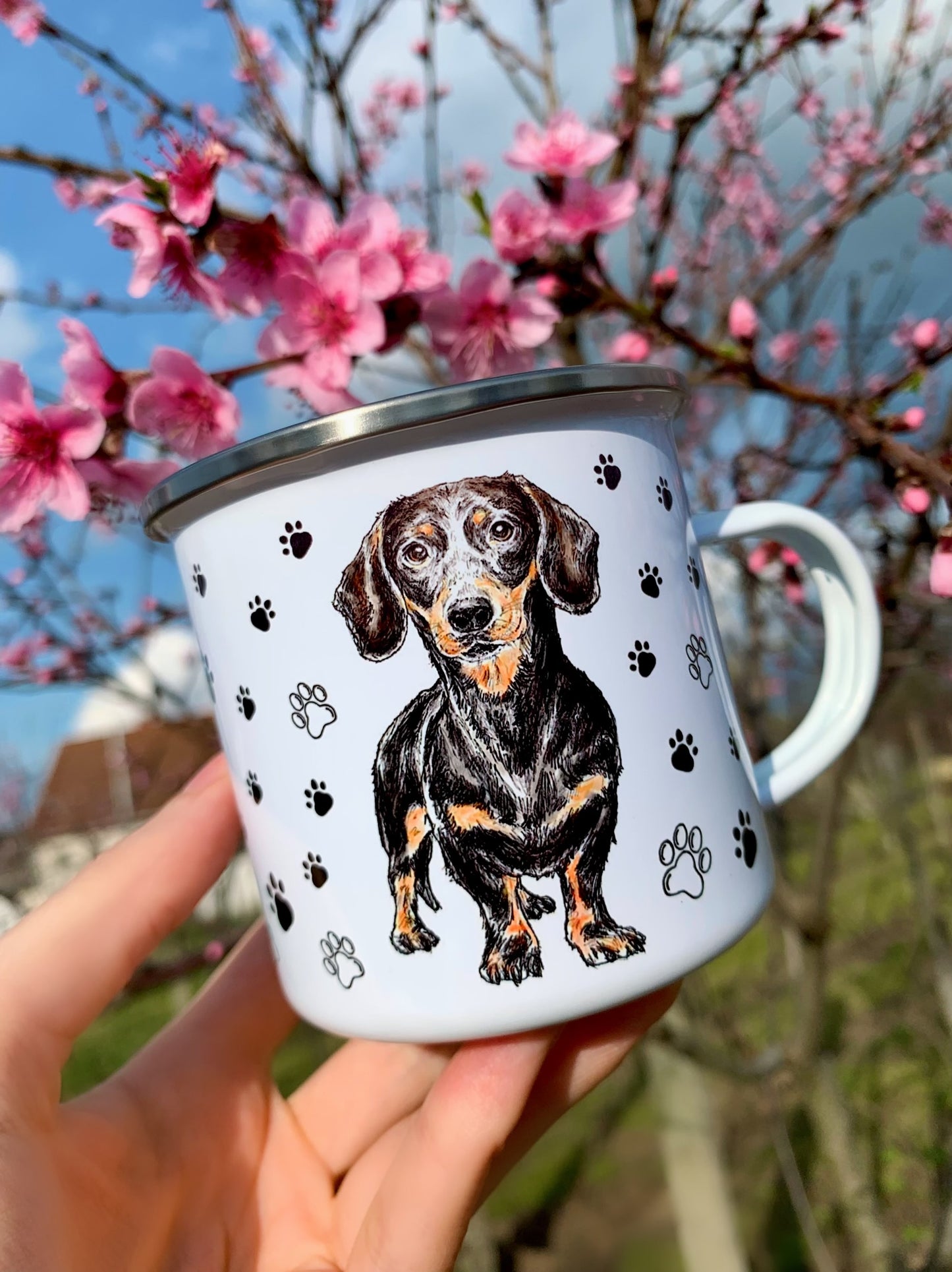 Ez a tacskós bögre finoman megfestett cser tacskó illusztrációval készült, amely azonnal megragadja a tekintetet. A művészi akvarellstílus meleg és természetes hangulatot varázsol a terméknek. Ideális ajándék tacskó gazdiknak, akik egyedi és igényes kutyás kiegészítőt keresnek.