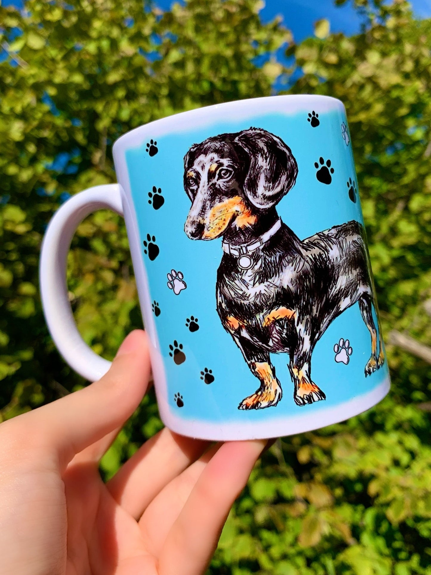 Ez a tacskós bögre finoman megfestett cser tacskó illusztrációval készült, amely azonnal megragadja a tekintetet. A művészi akvarellstílus meleg és természetes hangulatot varázsol a terméknek. Ideális ajándék tacskó gazdiknak, akik egyedi és igényes kutyás kiegészítőt keresnek.