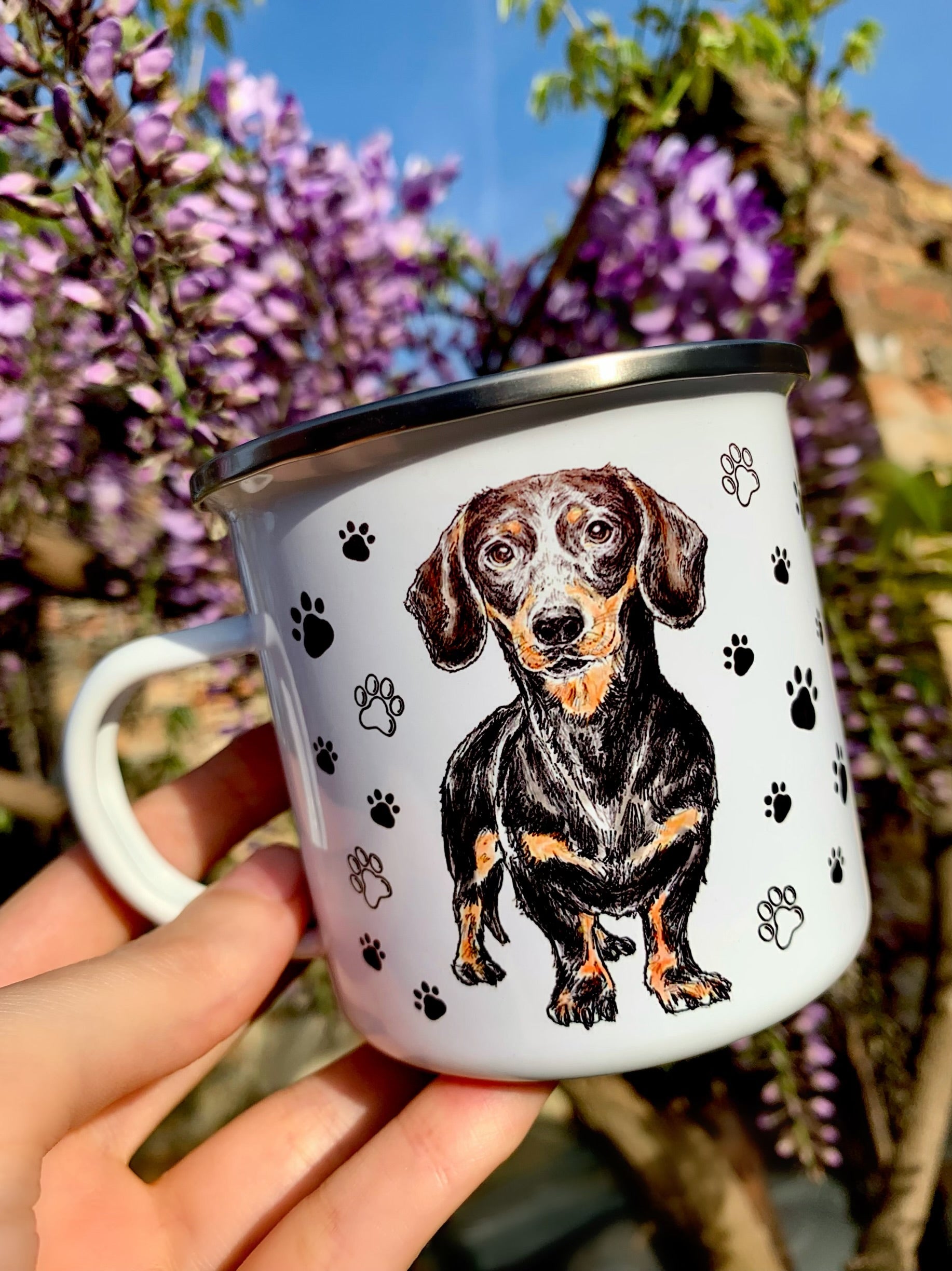 Kézműves hatású tacskós bögre részletgazdag akvarell mintával, amely tökéletesen visszaadja a cser tacskók kedves karakterét. Stílusos választás tacskó gazdiknak, akik egyedi kutyás ajándékot keresnek. A minőségi kerámia kivitel tartósságot és kényelmes használatot biztosít