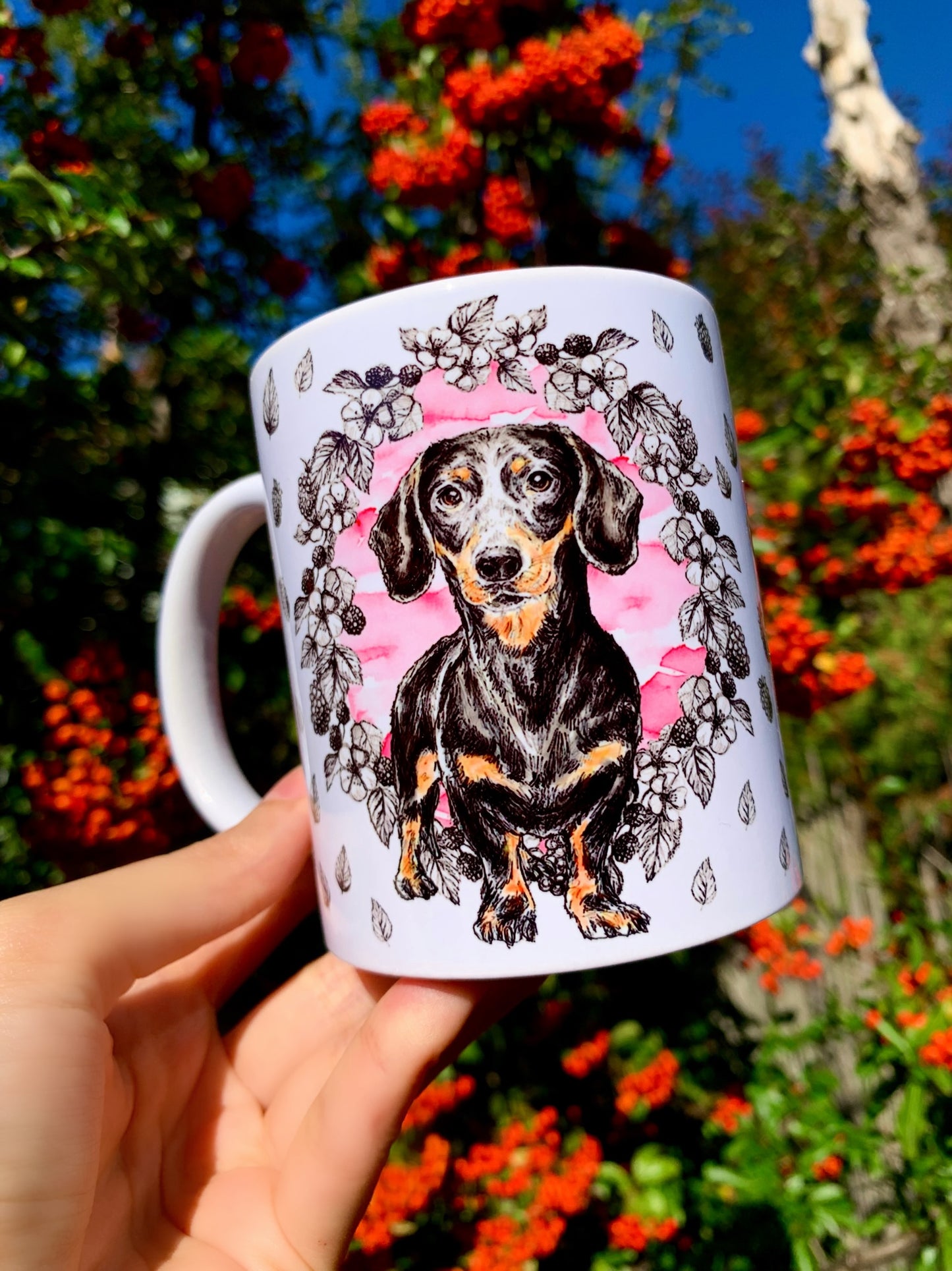 Kézzel festett, művészi cser tacskó illusztrációval készült tacskós bögre a prémium kutyás termékeket kedvelők számára. Letisztult, természetes akvarellhatása miatt kiemelkedően elegáns darab. Ajándékozáshoz és mindennapi használatra is ideális.