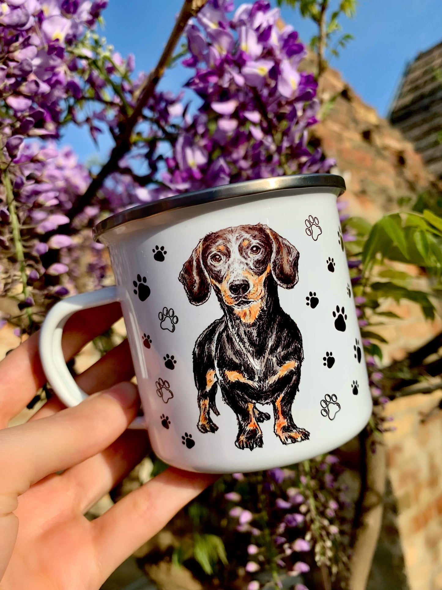 Prémium minőségű tacskós bögre cser tacskó illusztrációval, amely különleges és szerethető ajándék a kutyás gazdiknak. A kézzel festett akvarellstílus természetes, barátságos hangulatot ad a bögrének. Ideális mindennapi használatra és ajándékozásra egyaránt.