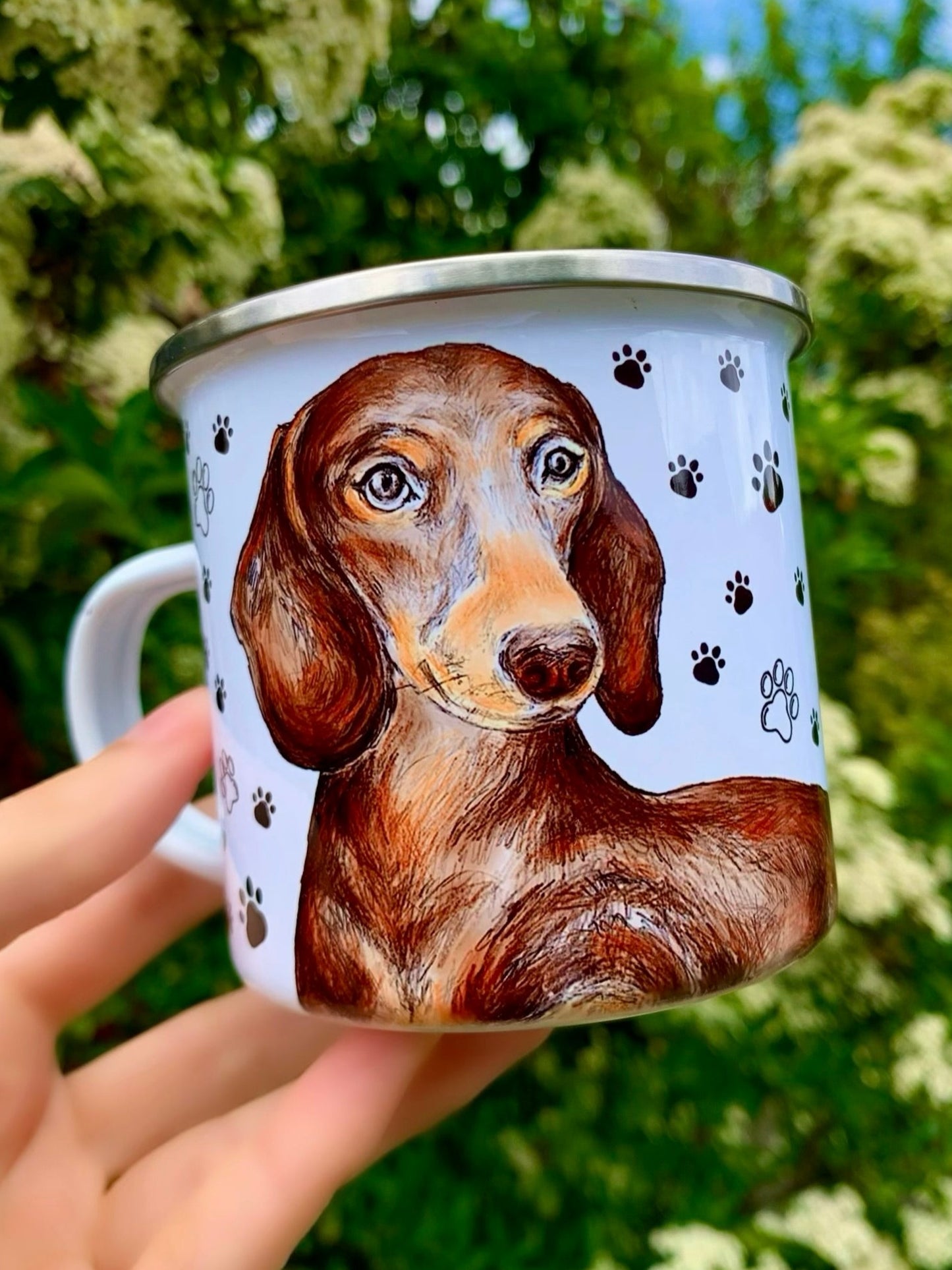 Csokibarna tacskós fém bögre, kézzel festett, akvarellhatású kutyaportréval és fekete mancsnyom mintával – strapabíró, könnyű, stílusos választás.