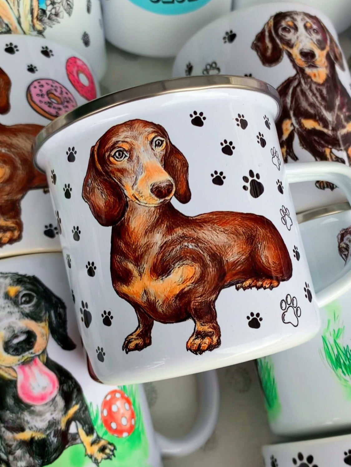 Meleg csokoládé árnyalatú, kézzel festett tacskó portré fekete mancsnyom mintával – tartós, stílusos és szerethető fém bögre tacskós gazdiknak.