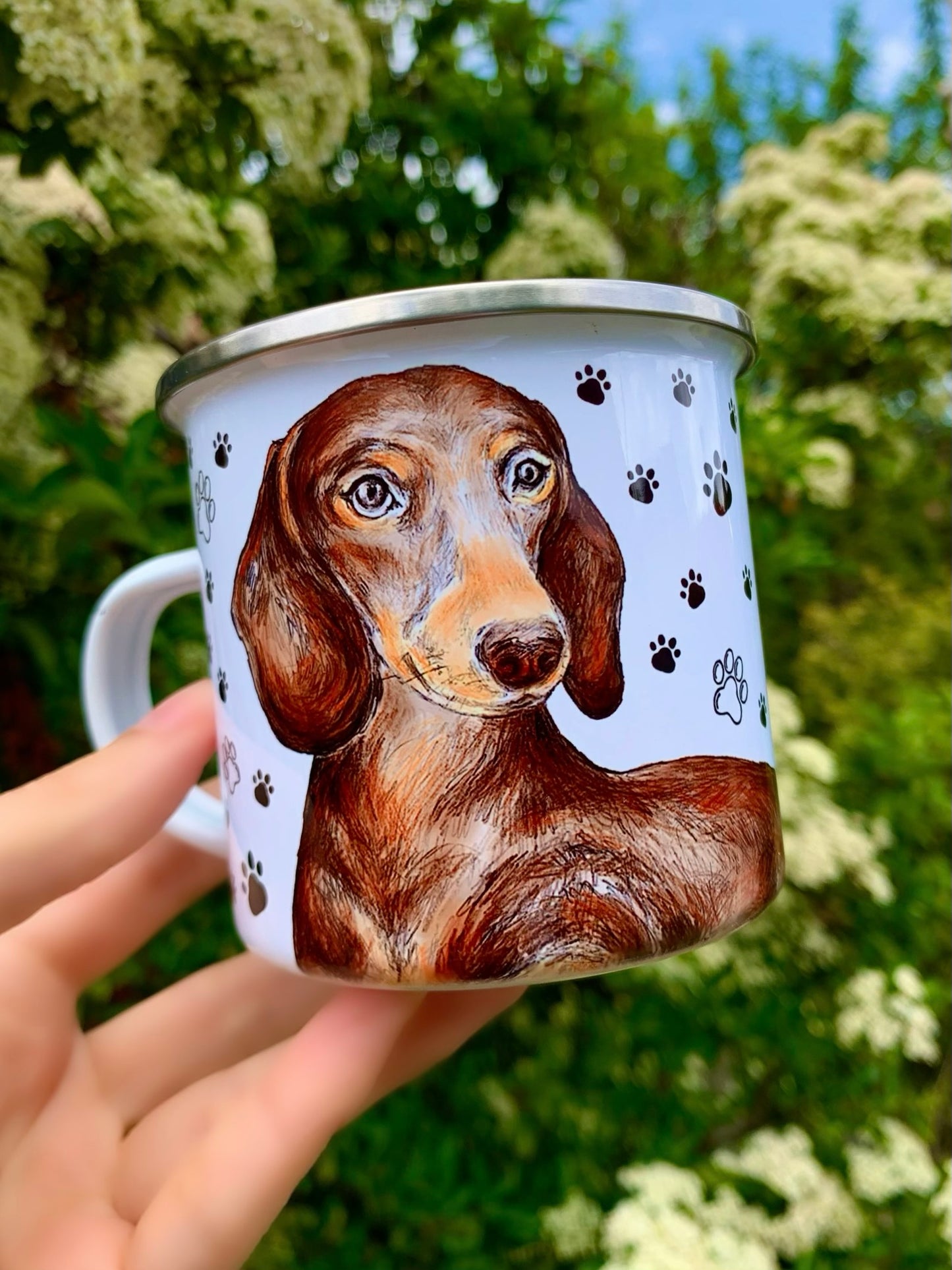 Csokibarna Tacskó fém bögre - Kézzel festett Chocolate tacskó és Mancs mintákkal - Egyedi név kérhető rá