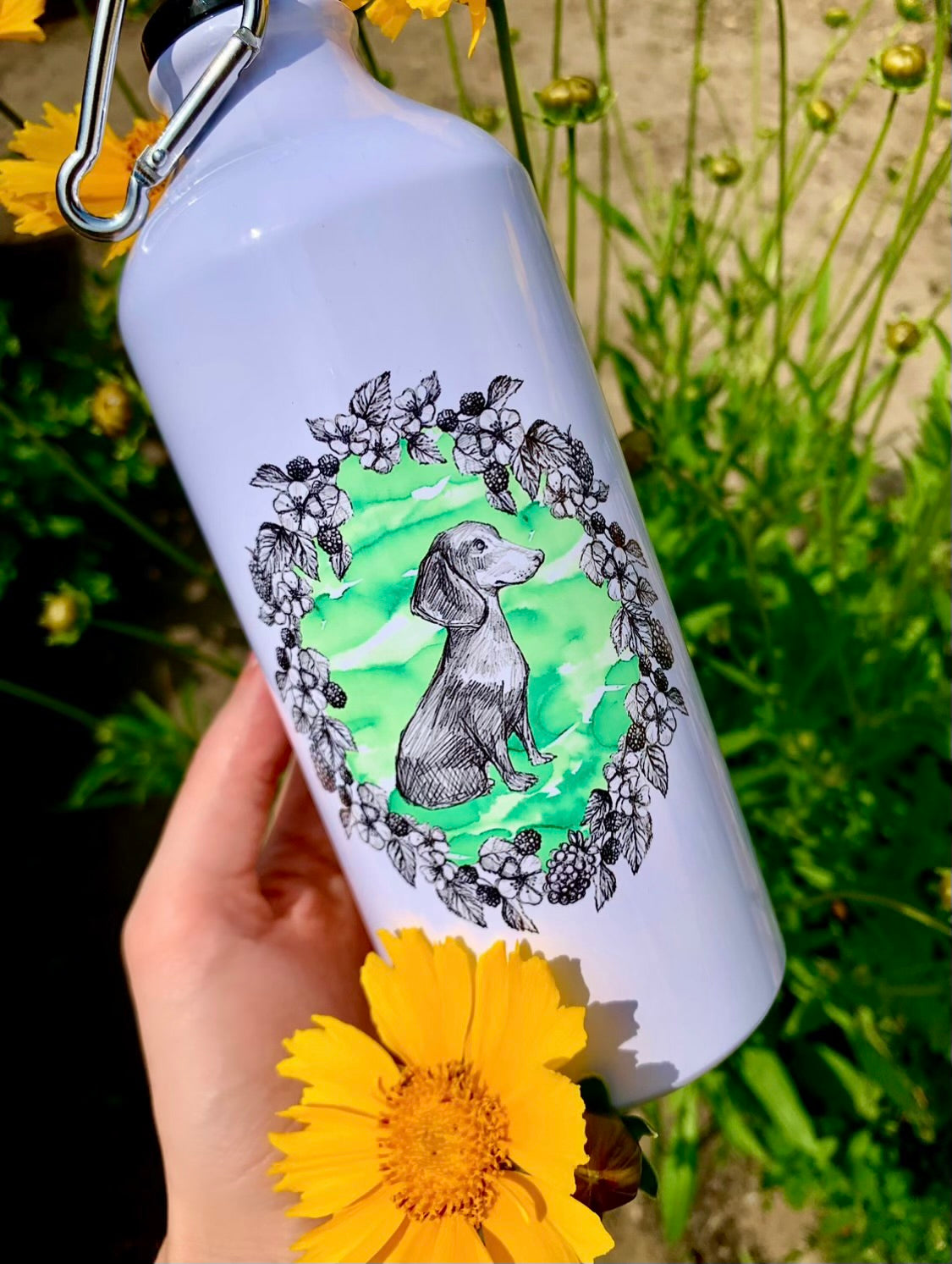 A prémium tacskós kulacs egyedi kutyás mintával és tartós fém kialakítással készült, így hosszú távú társ. 600 ml-es kapacitása miatt ideális sporthoz, utazáshoz és városi használathoz is. Tökéletes választás tacsi gazdiknak, akik szeretik a stílusos, kézműves kutyás termékeket.