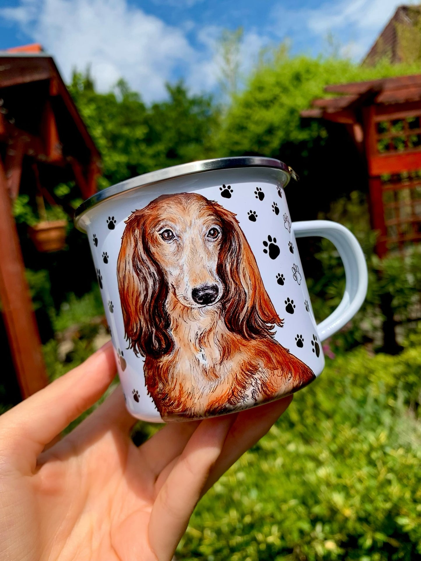 Kutyabarátok kedvence – kézzel festett hosszúszőrű tacskós fém bögre, elegáns barna tónusokkal és vidám mancsnyom mintákkal.