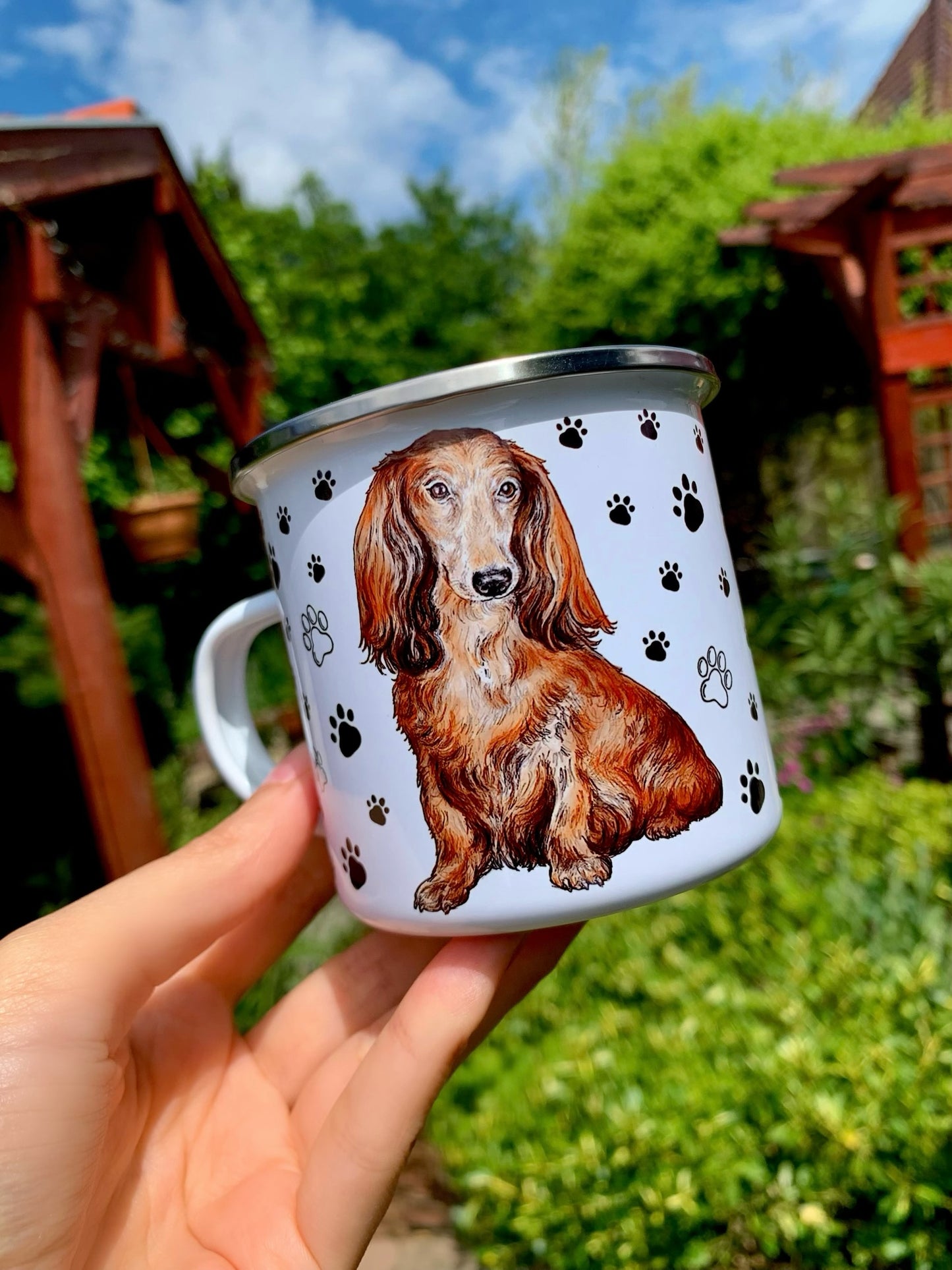 Hosszúszőrű Tacskós fém bögre - Kézzel festett Hosszúszőrű tacsi és Mancs mintákkal - Egyedi név kérhető rá