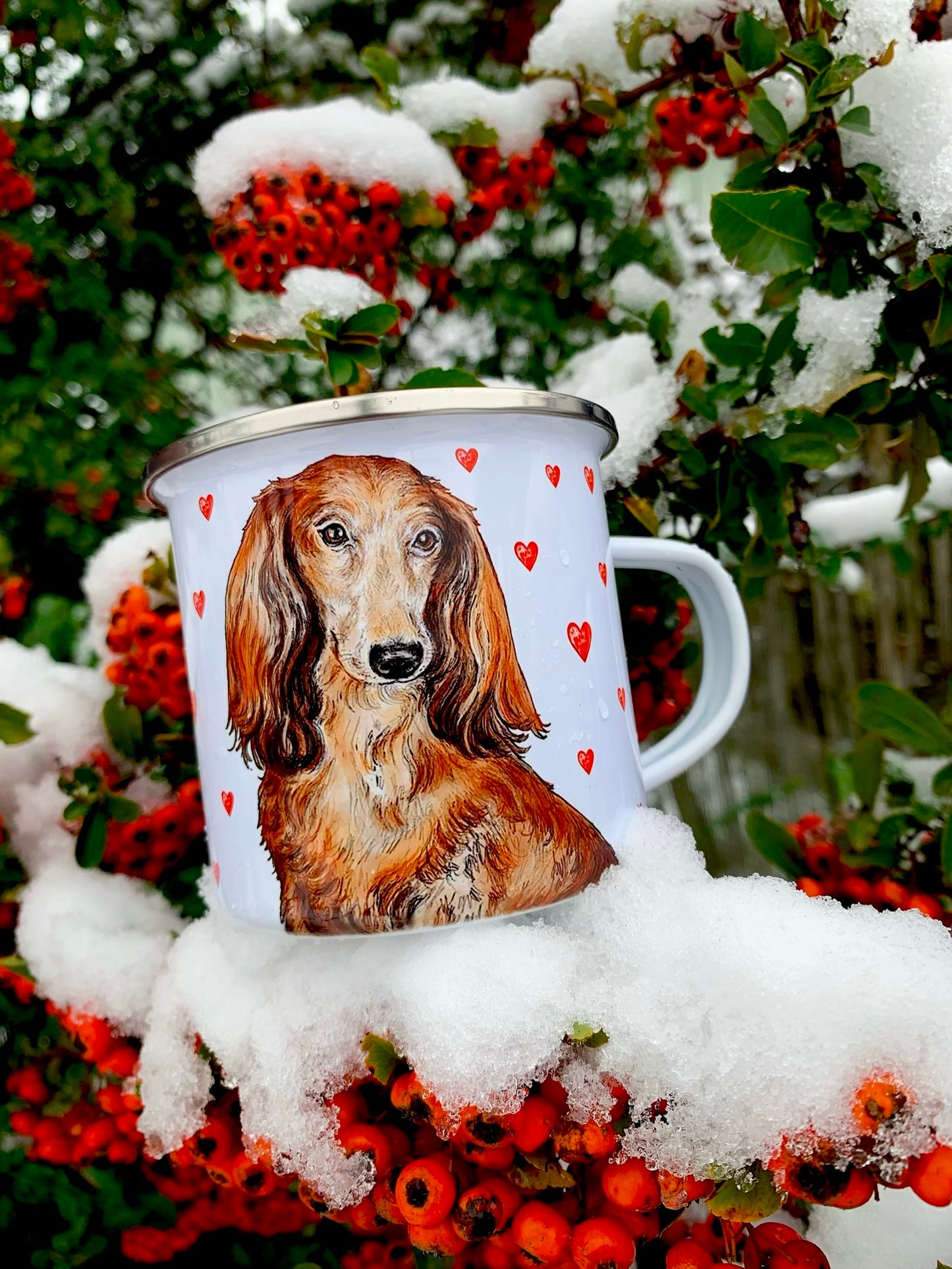 Hosszúszőrű tacskó mintás, szív dekoros kézzel festett fém bögre, meleg árnyalatokkal és részletgazdag kivitelben.