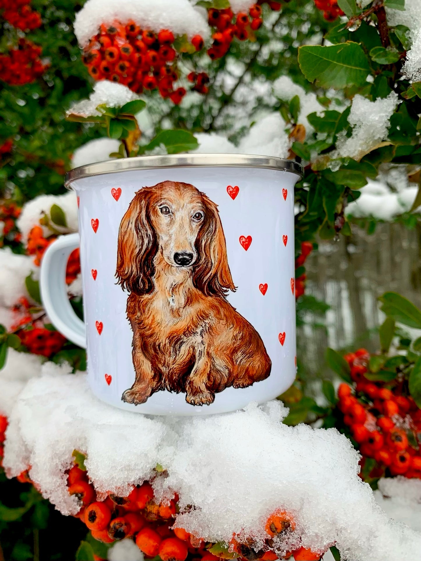 Barna-arany tónusú hosszúszőrű tacskó portré piros szív mintákkal, kézzel festett prémium fém bögrén, kutyabarátoknak.