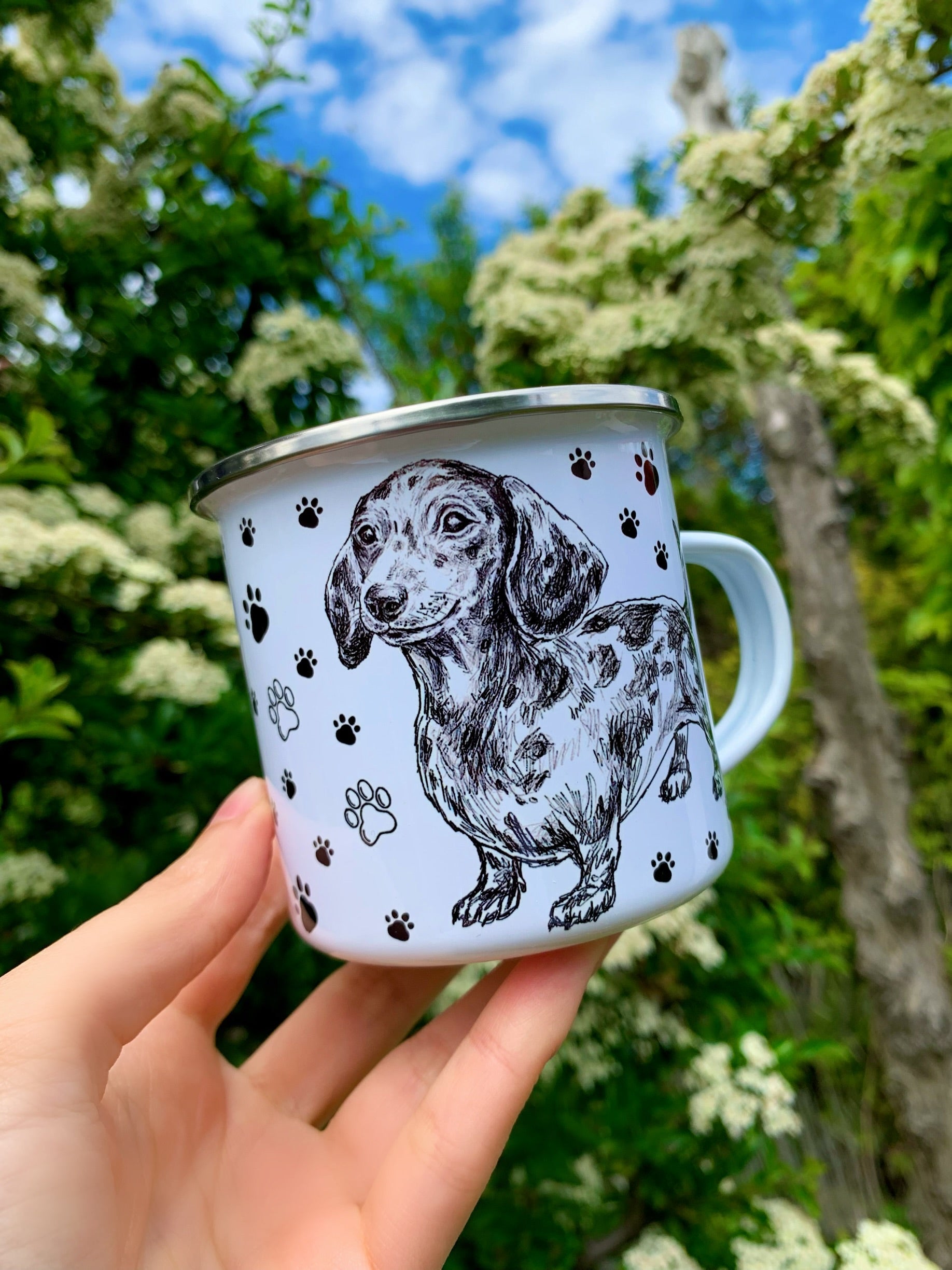 Prémium fém bögre grafit merle tacskó kézi illusztrációval, fekete mancs mintákkal, stílusos és tartós kivitelben.