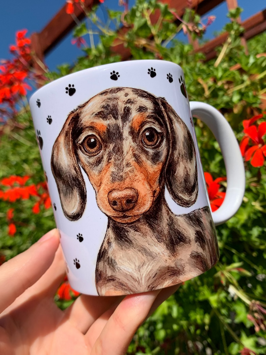 Kézzel festett merle tacskós kerámia bögre, részletgazdag szürke-barna-fekete foltos kutyaillusztrációval, prémium kézműves ajándék tacskós gazdiknak.