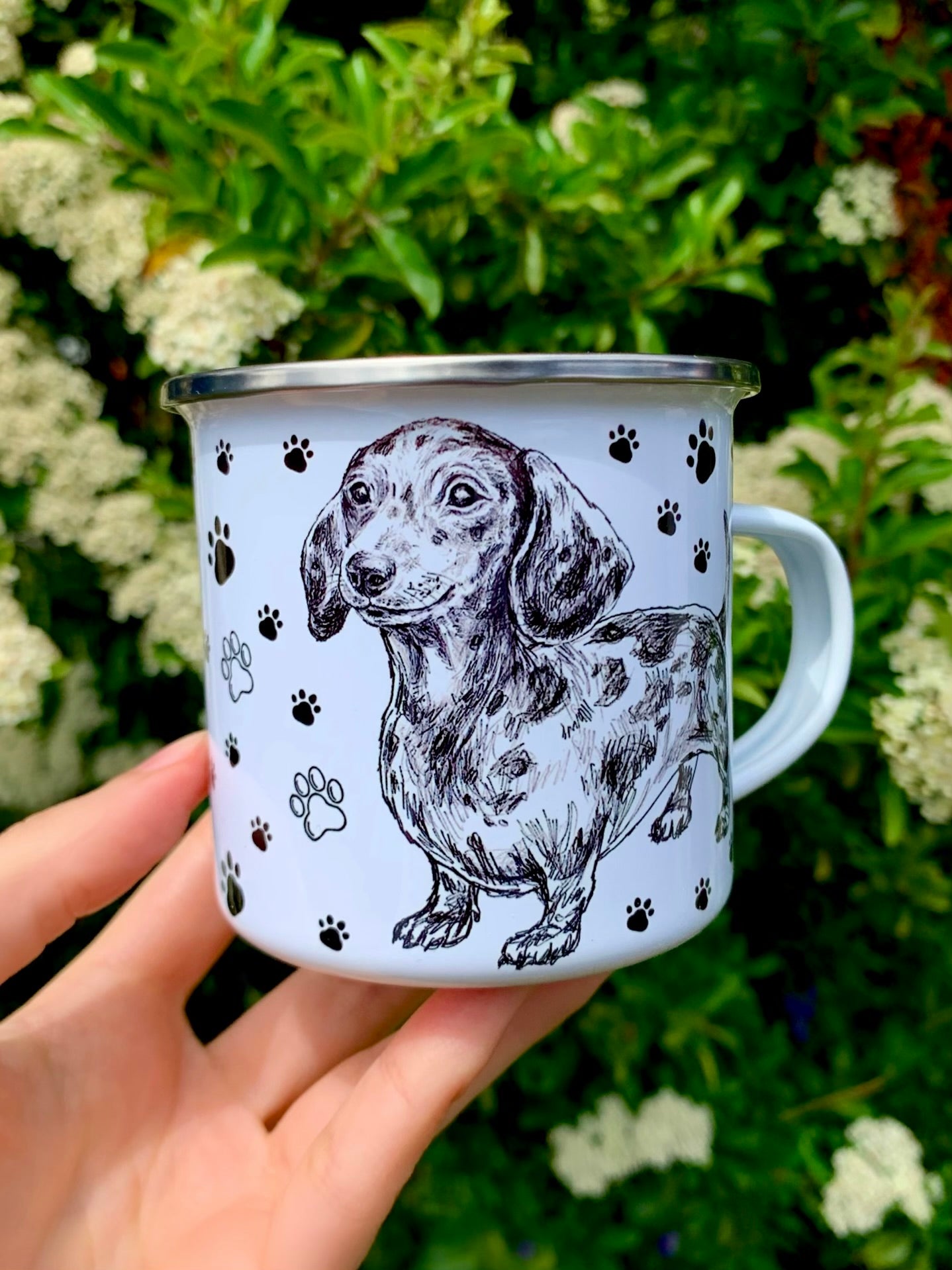 Részletgazdagon rajzolt grafit merle tacskó portrés fém bögre fekete mancsnyomokkal, modern, monokróm kutyás dizájn.