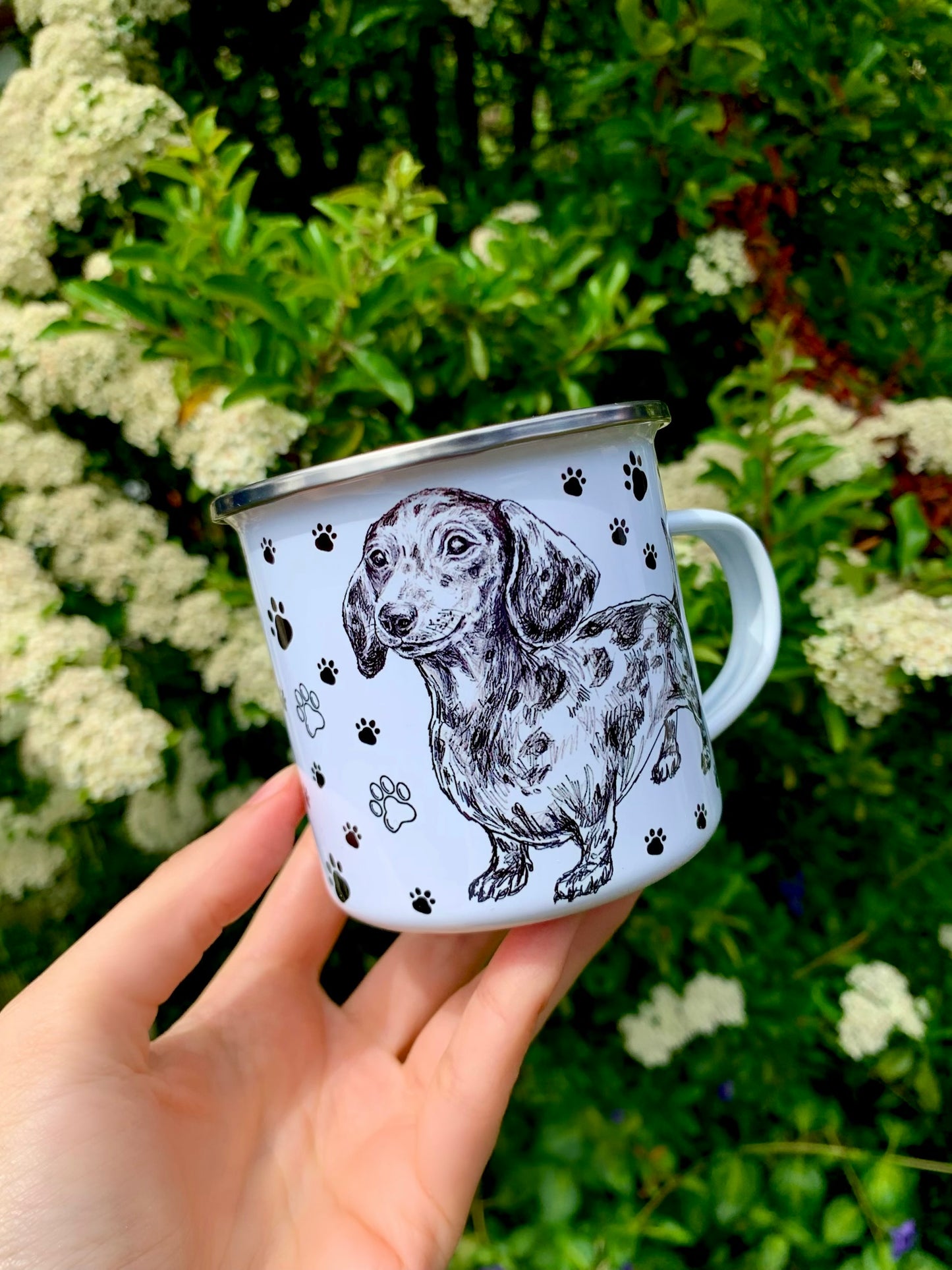 Monokróm stílusú fém bögre kézzel rajzolt grafit merle tacskó portréval és fekete mancsnyom díszítéssel.