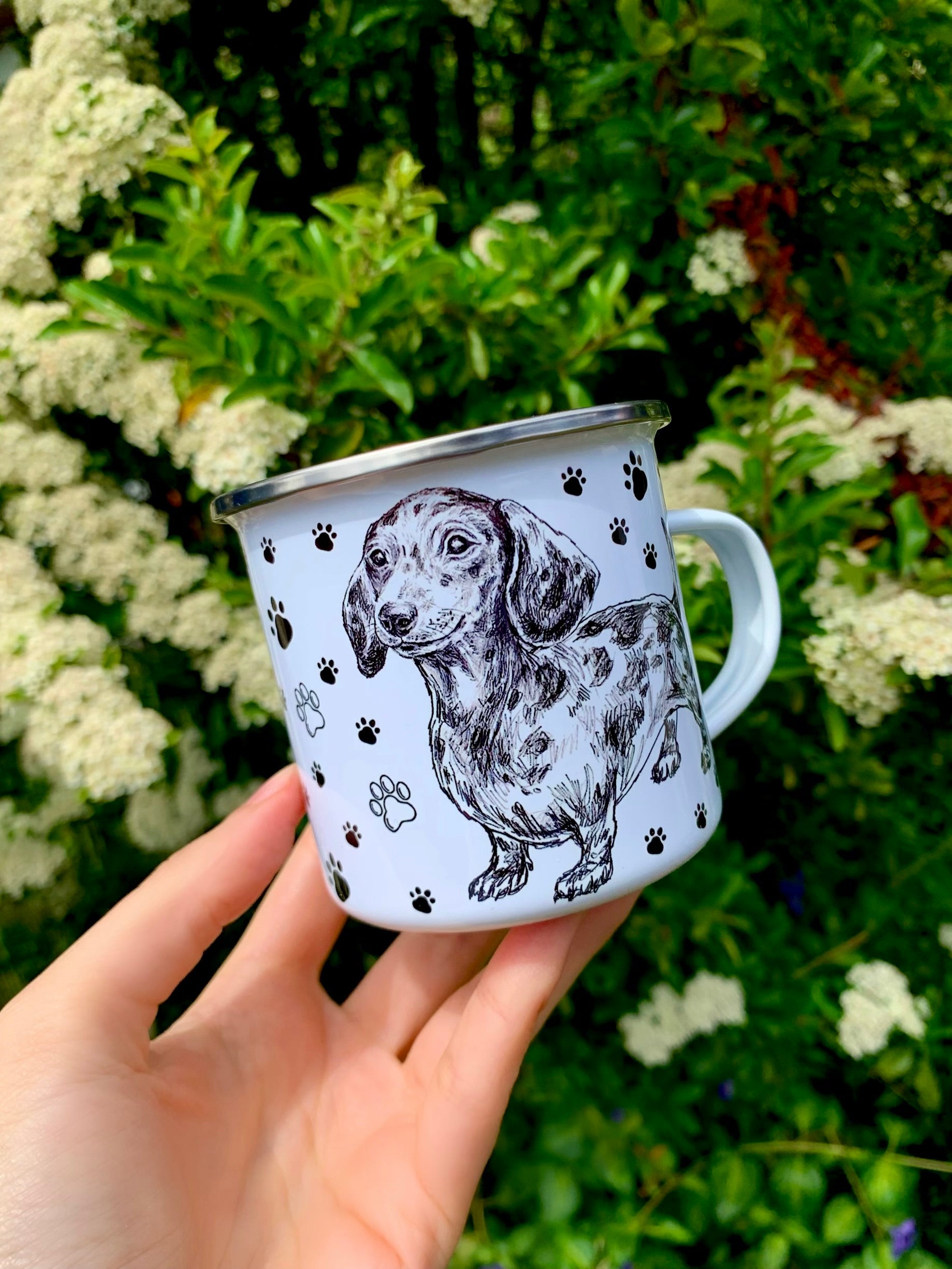 Monokróm stílusú fém bögre kézzel rajzolt grafit merle tacskó portréval és fekete mancsnyom díszítéssel.