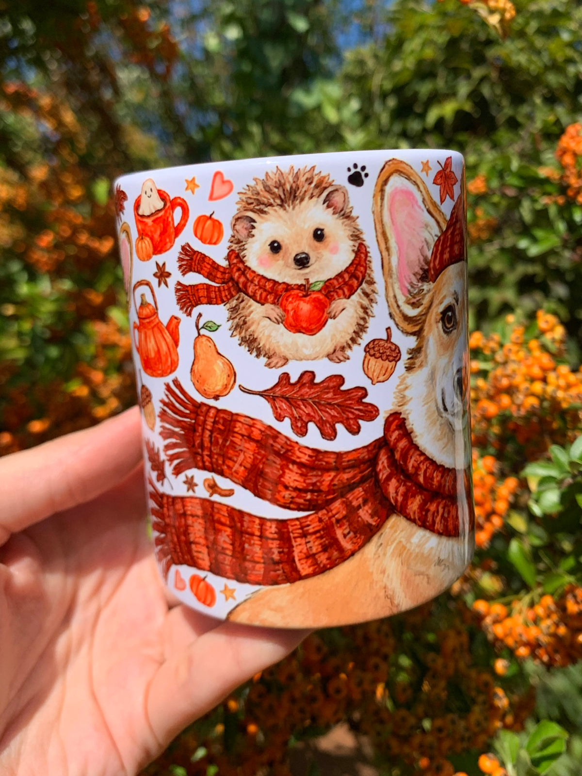 Kézzel rajzolt Corgis bögre őszi falevelekkel, sütőtökökkel és bájos corgi kutyás mintával
