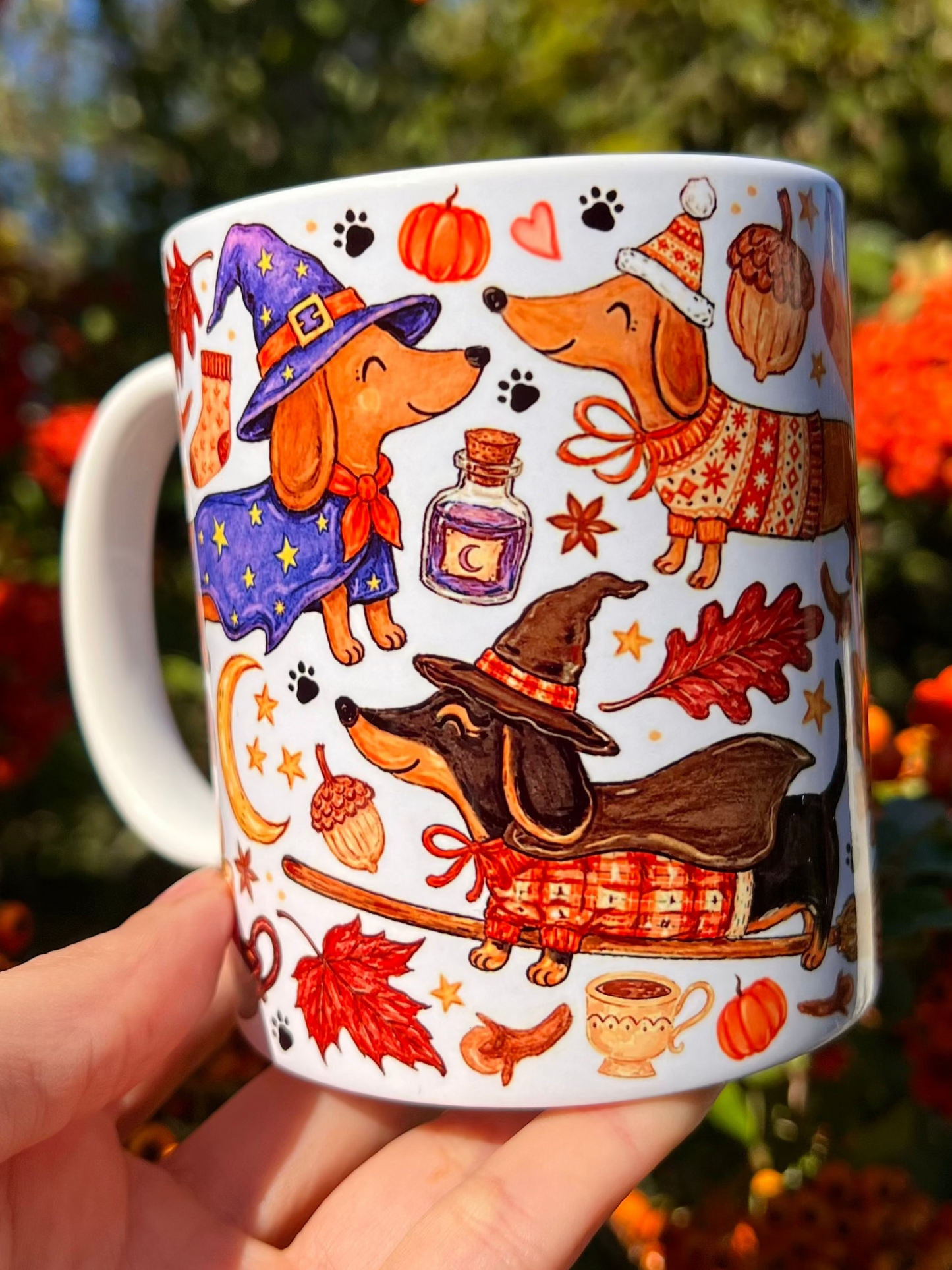 Őszi Halloween tacskós bögre boszorkánykalapos és seprűn repülő tacskókkal – kézzel rajzolt kutyás ajándék