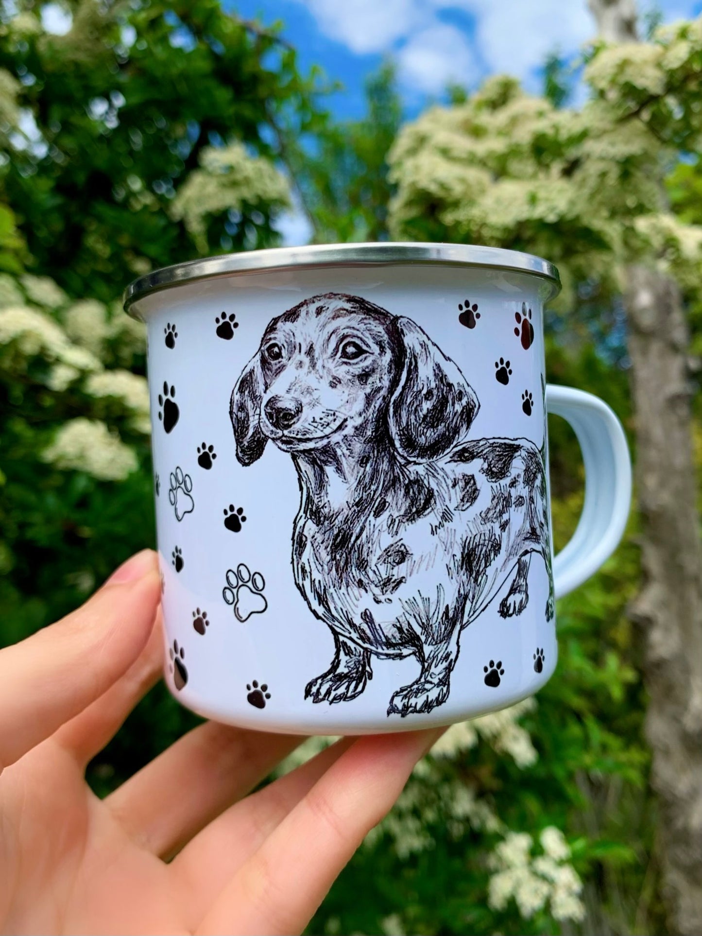 Elegáns, kézzel rajzolt grafit merle tacskó mintás fém bögre, tartós kivitelben, otthoni és kültéri használatra.