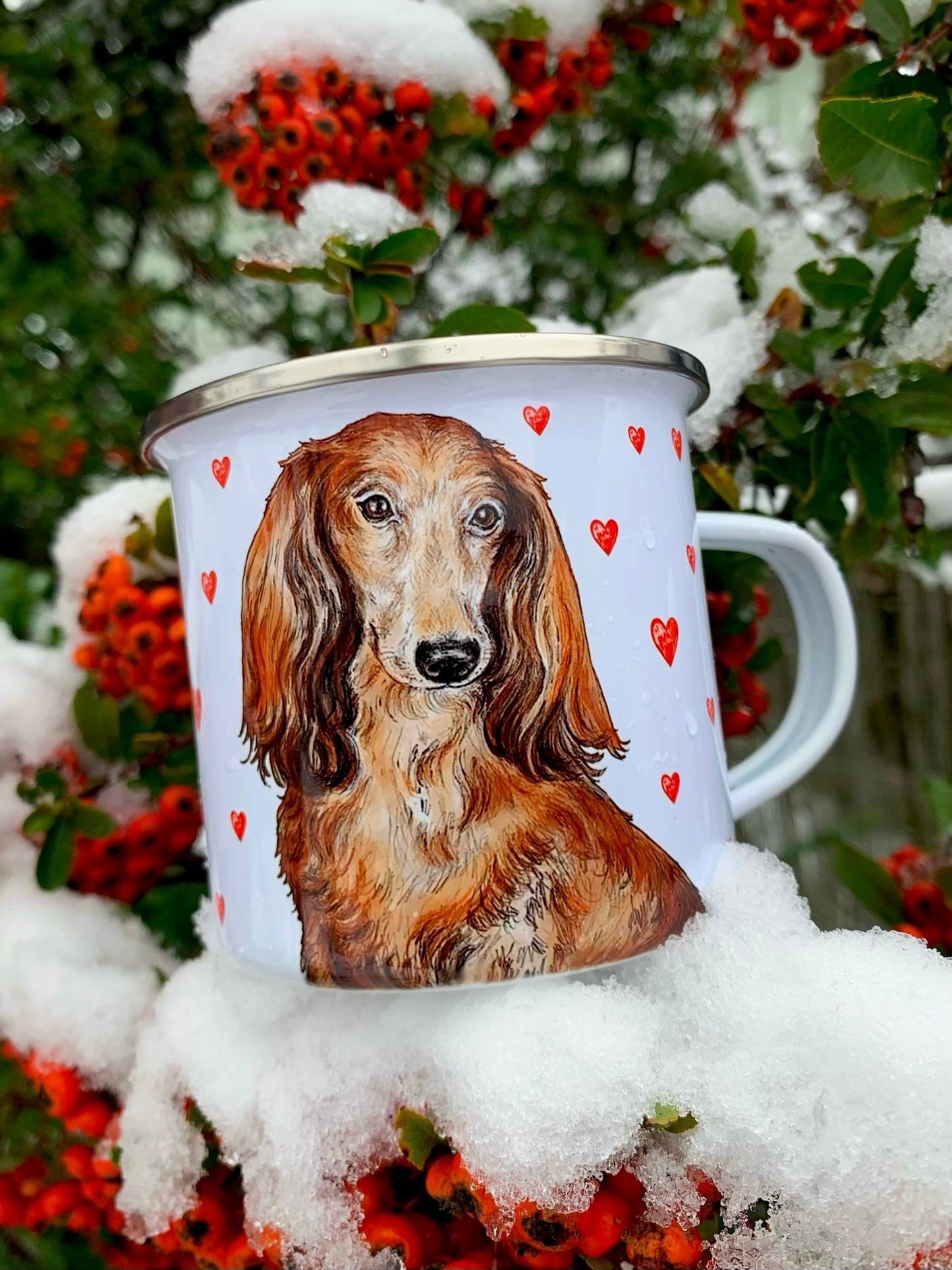 Elegáns hosszúszőrű tacskó mintás fém bögre kézzel festett portréval és élénkpiros szív dekorral, utazáshoz és otthoni használatra.