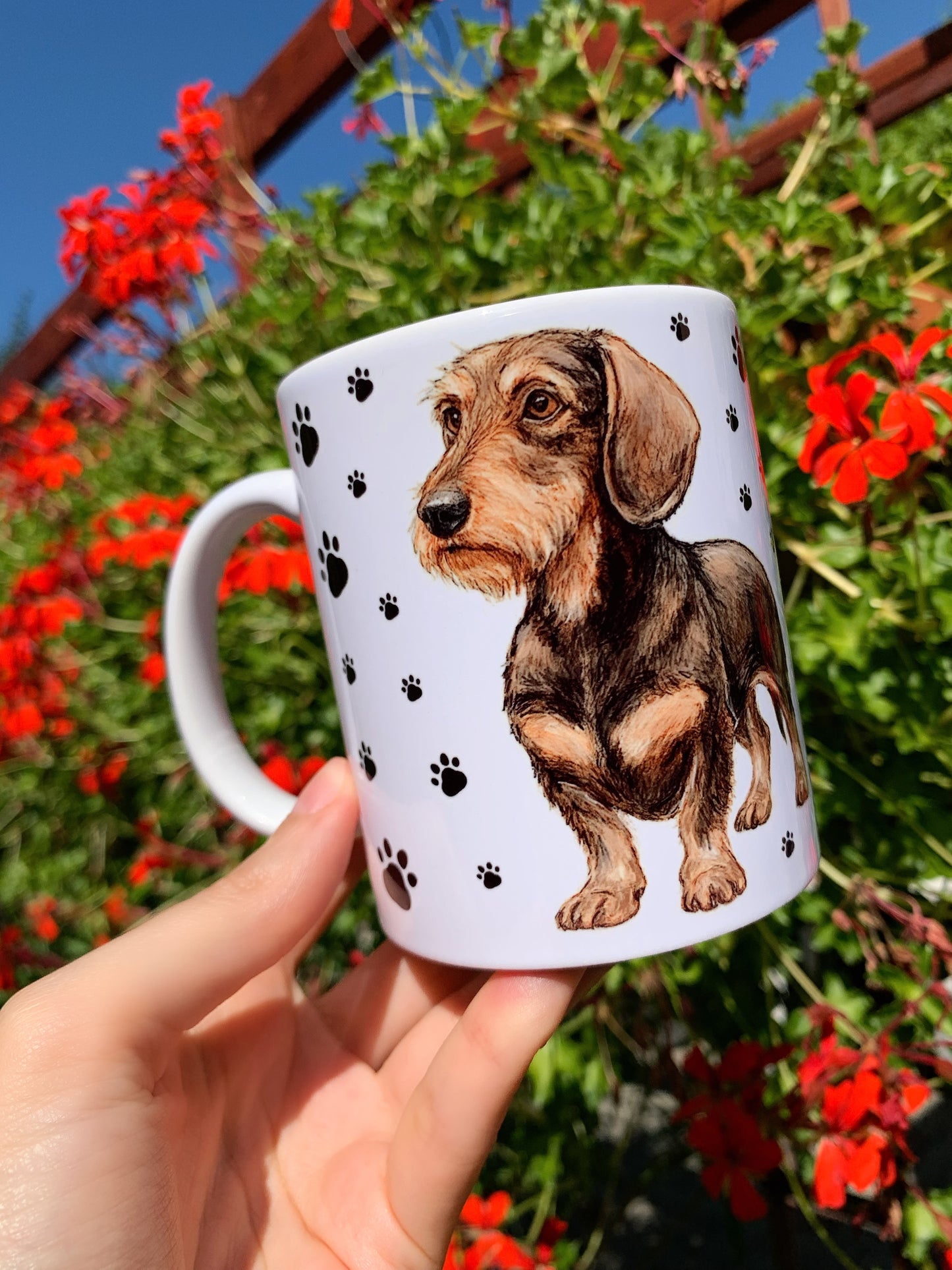 Magyar kézműves műhelyben készült szálkásszőrű tacskós kerámia bögre, hűséges tekintetű kutyával és természet ihlette dizájnnal.