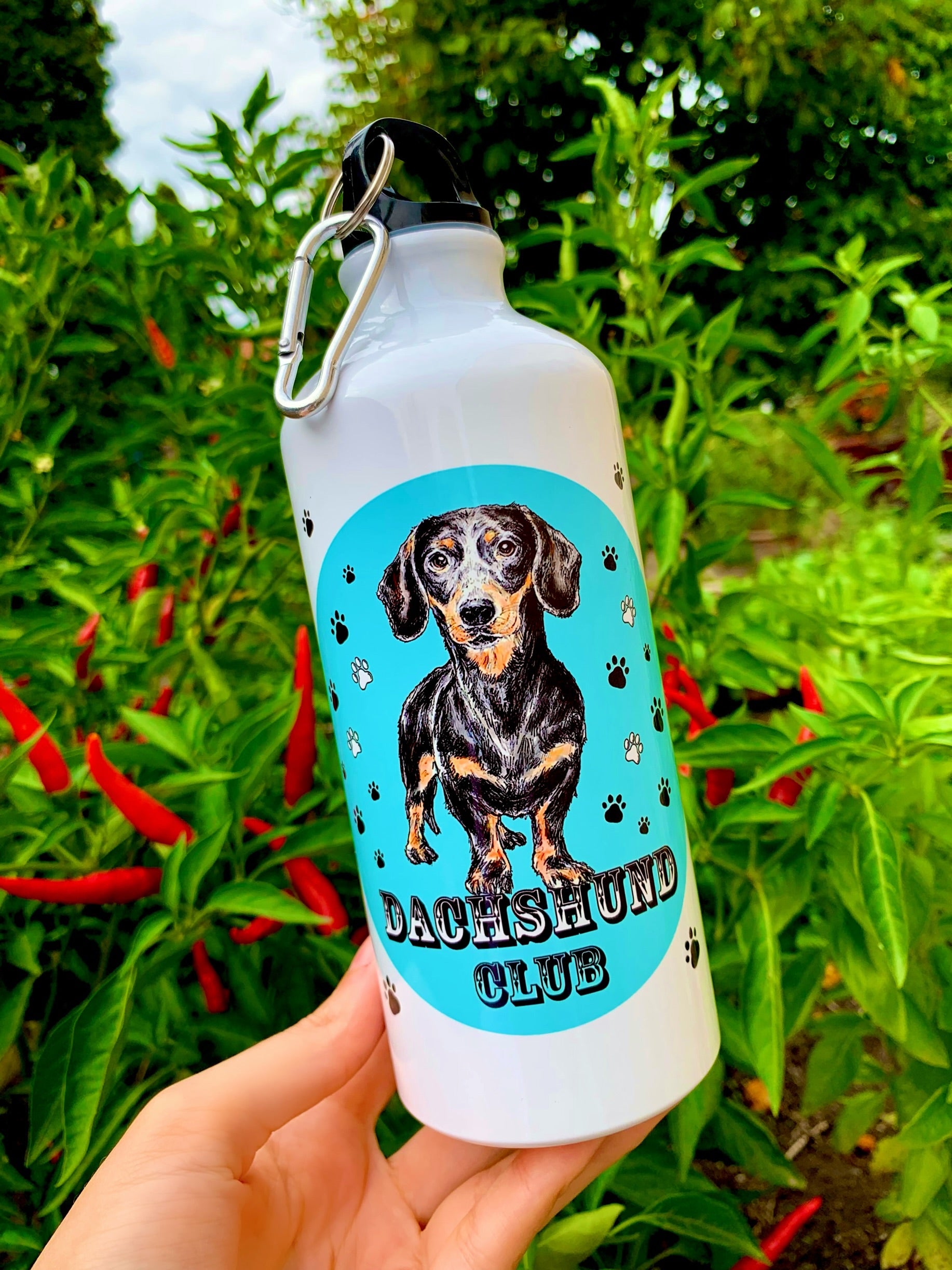 Ez a tacskós kulacs vibráló színes háttérrel és kézzel festett tacskó illusztrációval készül, amely meleg, szerethető hangulatot kölcsönöz a terméknek. Praktikus mérete miatt egész nap veled lehet akár a városban, akár túrázás közben. Igazi prémium kutyás ajándék tacsi imádóknak.