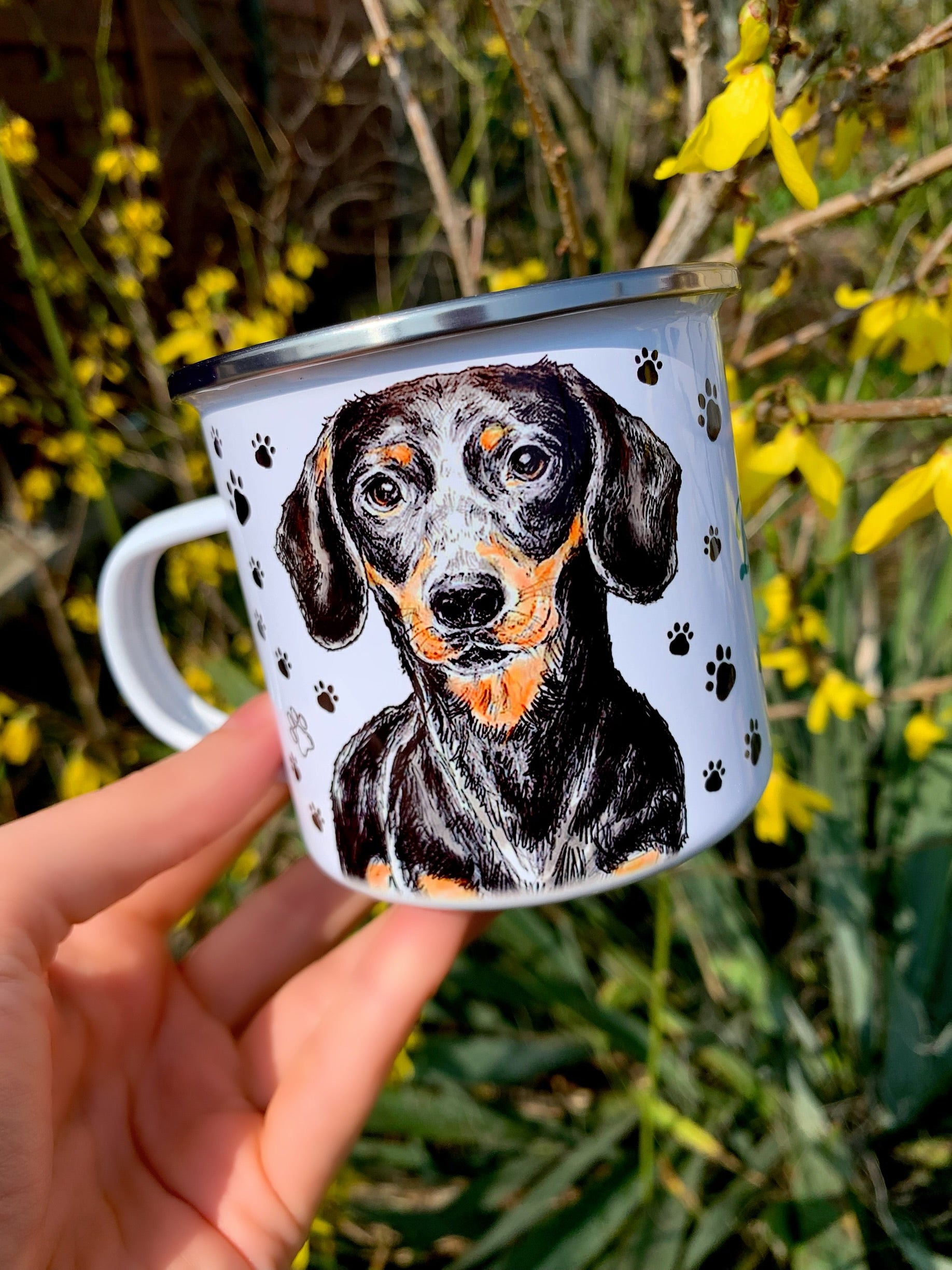 Részletgazdag, kézzel festett cser tacskó portré fekete apró mancs mintákkal, akvarell stílusban, fém bögrén.