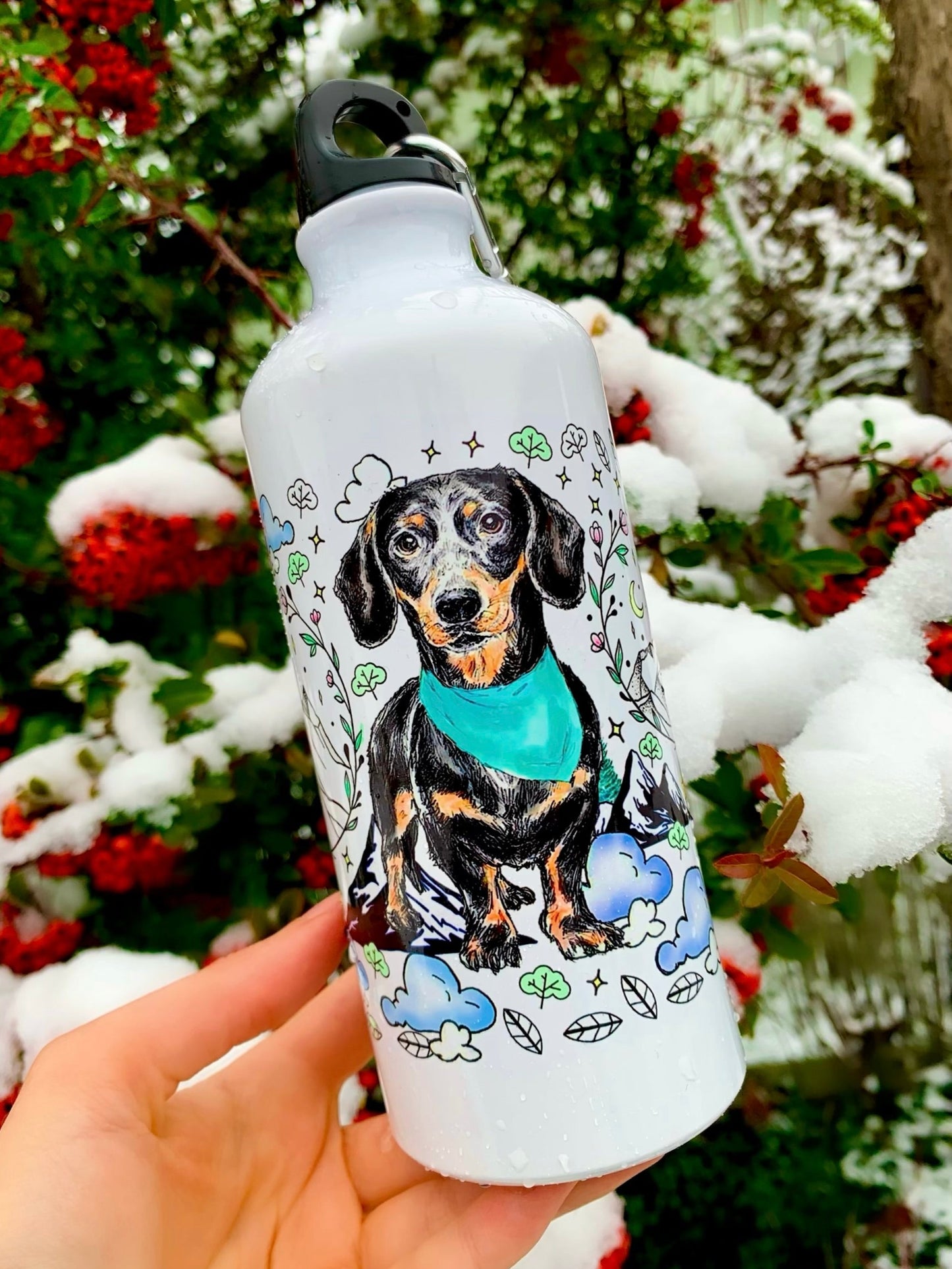 Kézzel festett cser tacskó (fekete alapon vörösesbarna jegyek) egyedi kirándulós motívumokkal: hegyek, fenyők, ösvény, turistajelzések – prémium fém kulacson.