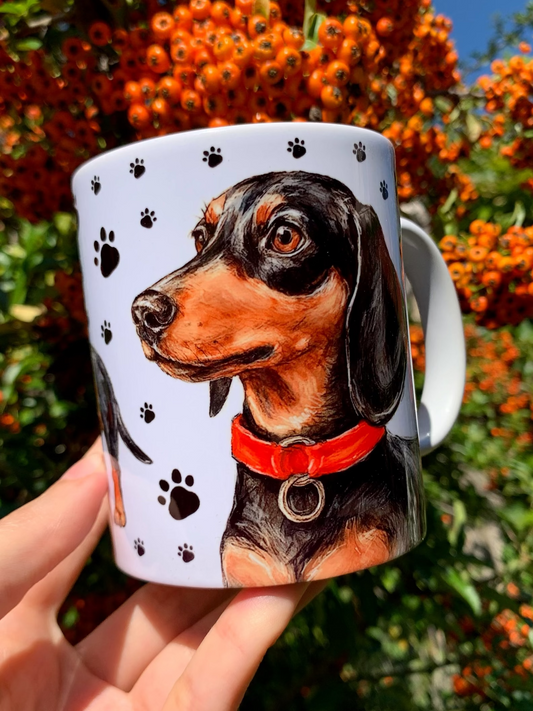 Kézzel festett tacskós bögre piros nyakörves cser tacskó mintával, részletgazdag portréval és egész alakos illusztrációval, prémium kézműves ajándék kutyabarátoknak.