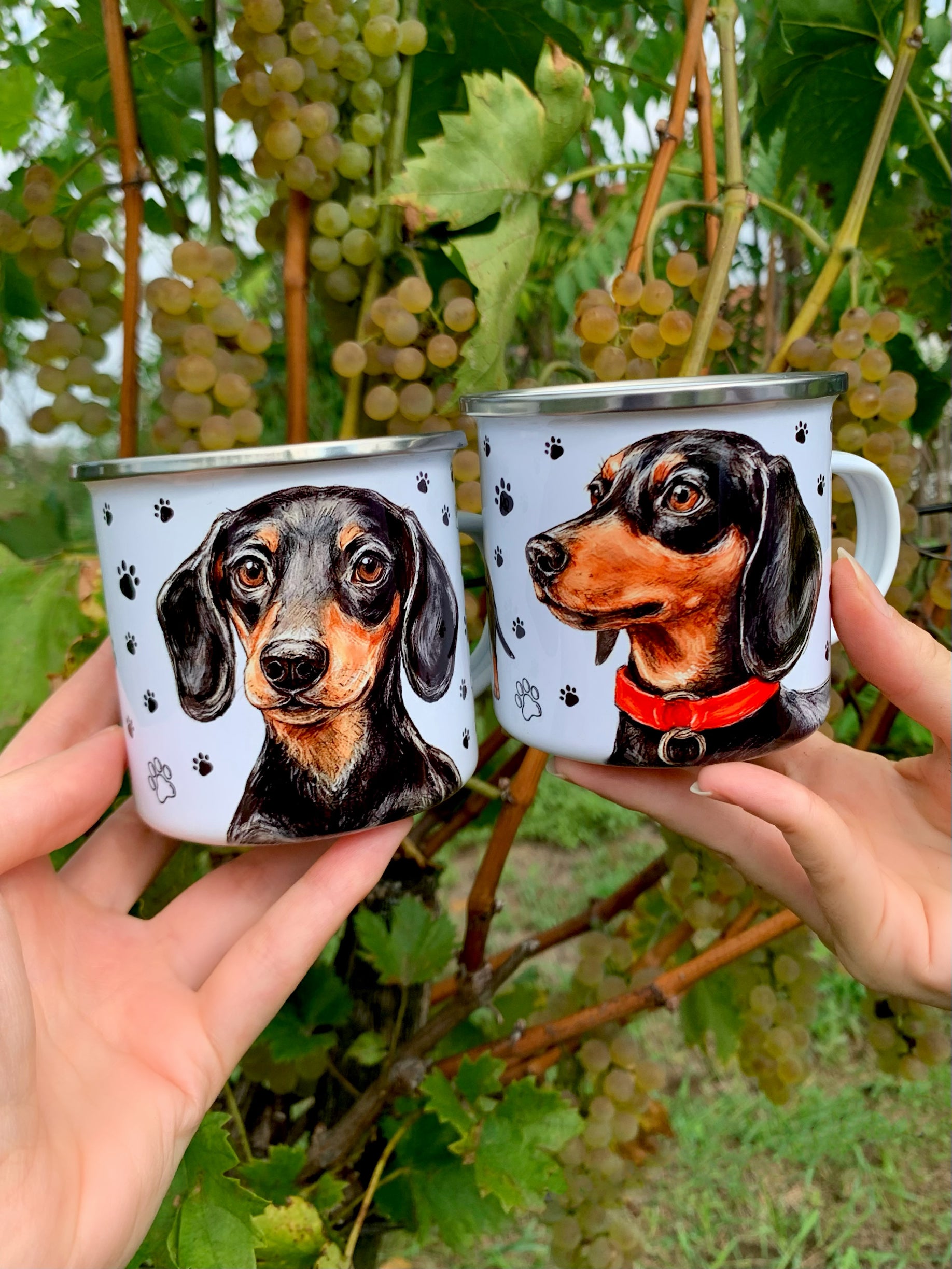 Tacskós bögre kézzel festett grafikával és magas minőségű kerámiával vagy fém alapanyaggal amely egyedi kutyás ajándék minden tacskóimádó számára. Művészi részletesség és prémium kivitel jellemzi. Tökéletes a mindennapi használatra és ajándékozásra is.