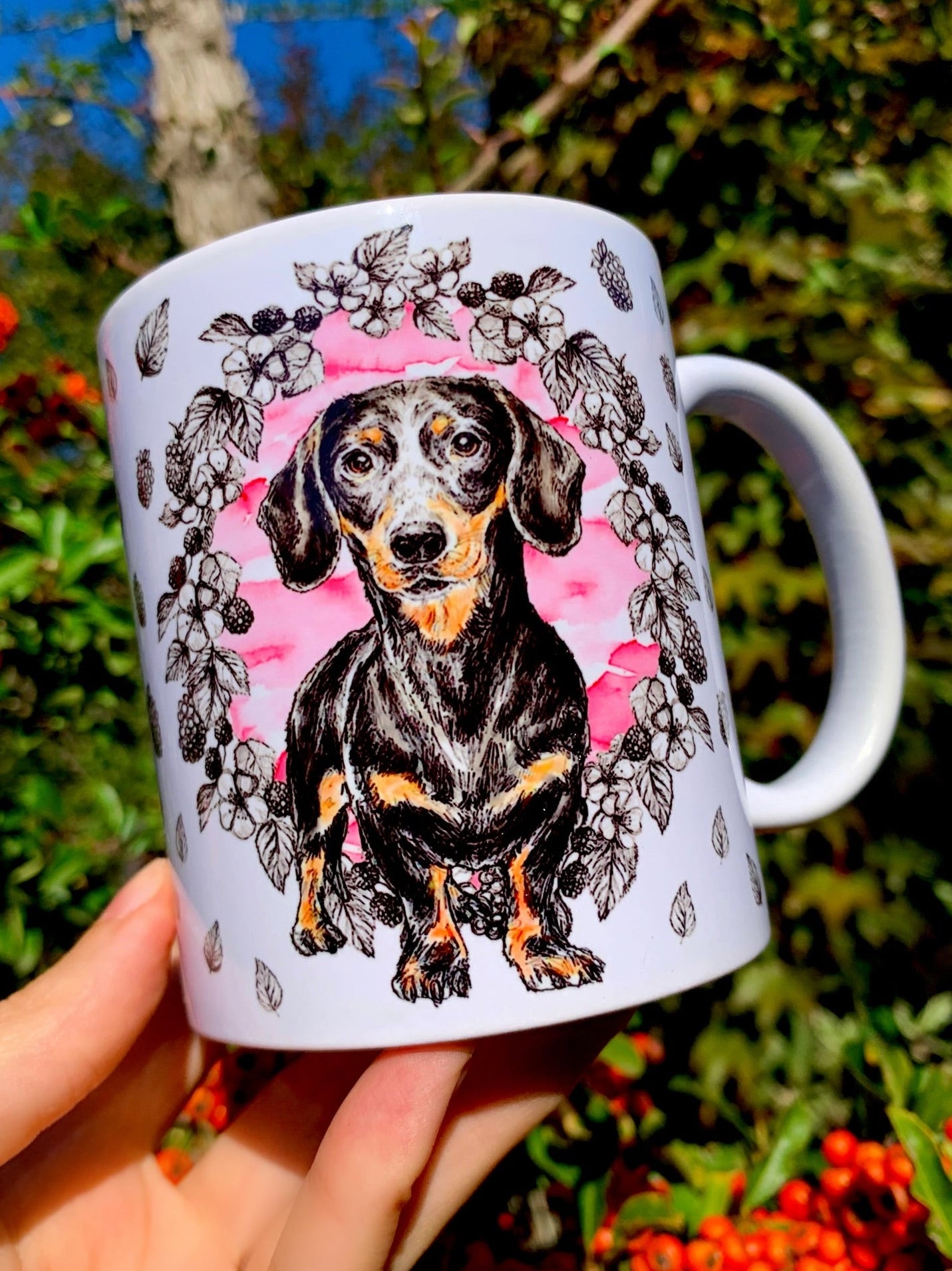 Cser tacskó illusztrációval díszített tacskós bögre, amely finom akvarellstílusával tűnik ki a tömegtermékek közül. A prémium kerámia mindennapi használatra is tartós választás. Kiváló ajándék tacskót tartó barátoknak és családtagoknak.