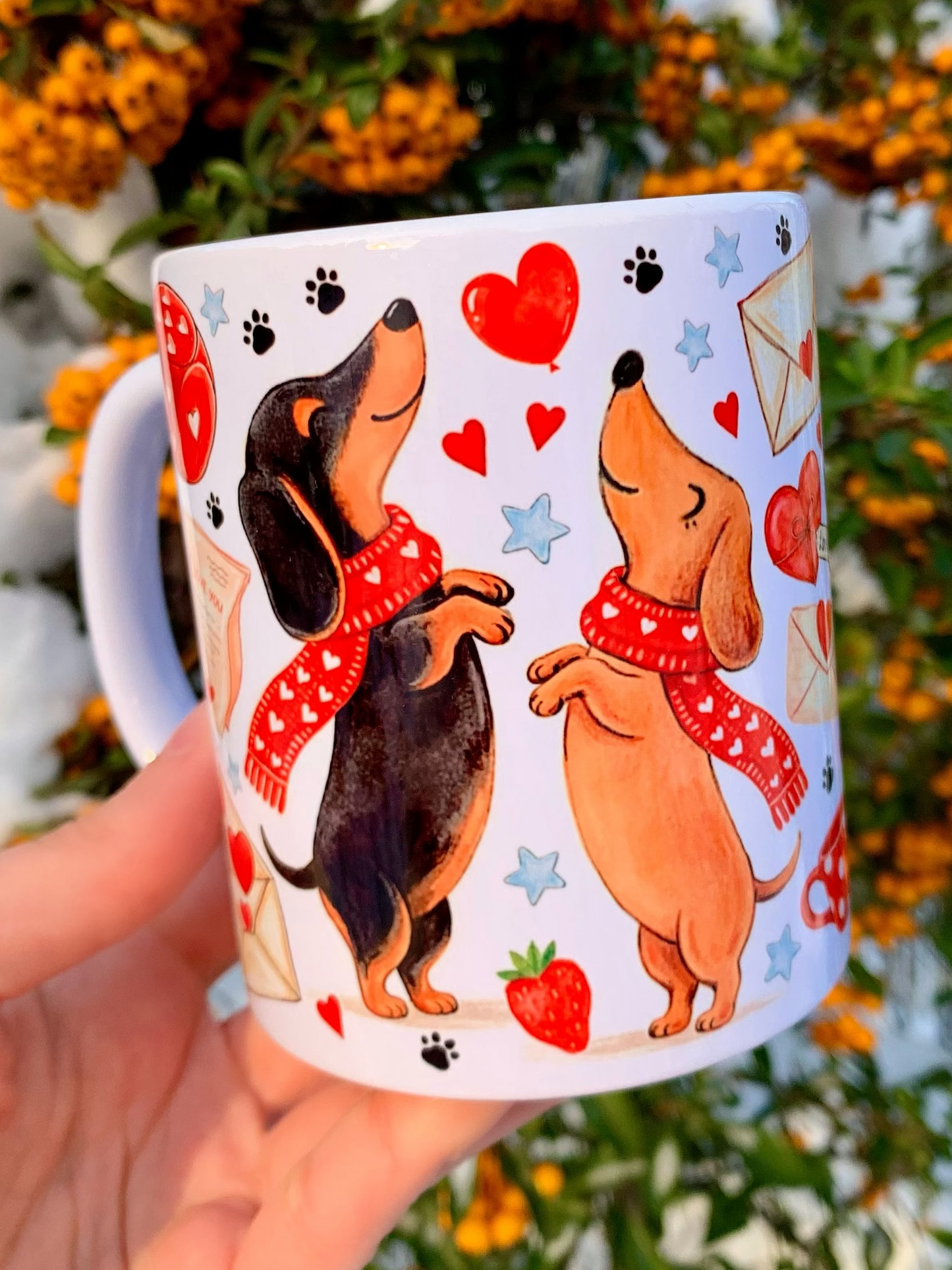 Prémium tacskós bögre gyönyörű, kézzel festett figurával, amely tökéletesen visszaadja a tacskók báját. Egyedi kutyás ajándék, amely ideális a tacskót szerető barátoknak és családtagoknak. Minőségi, tartós kerámia, amely a mindennapokban is élményt ad.