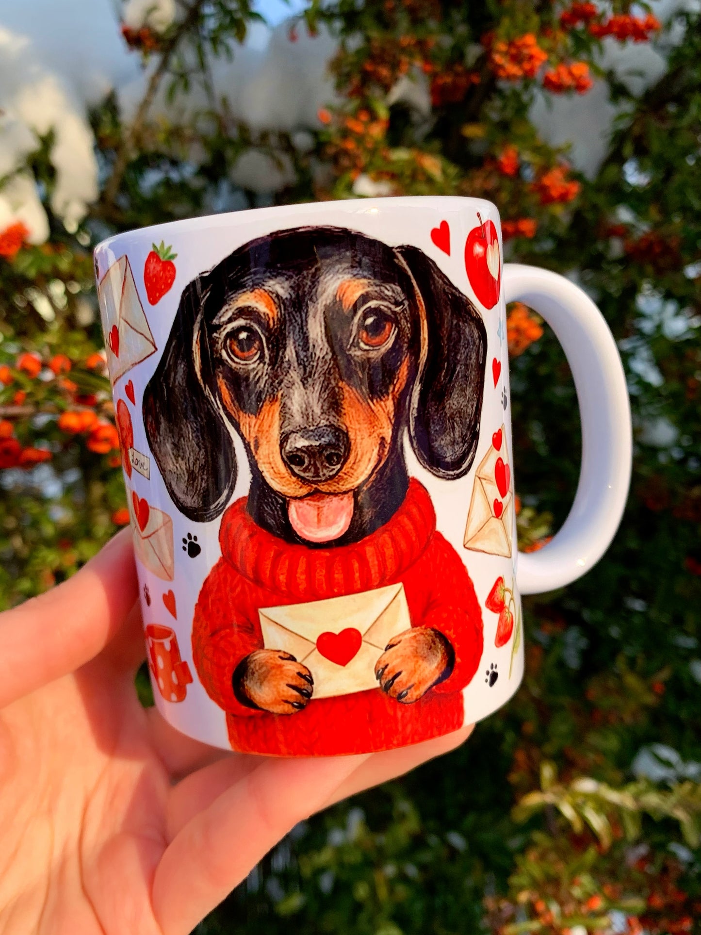 Kézzel rajzolt és akvarellel festett tacskós bögre, amely kiemelkedik részletességével és prémium megjelenésével. Tökéletes ajándék tacskót kedvelő szeretteidnek, akik értékelik a minőséget és az egyedi kutyás termékeket. Tartós, stílusos kerámia bögre kutyabarátoknak.