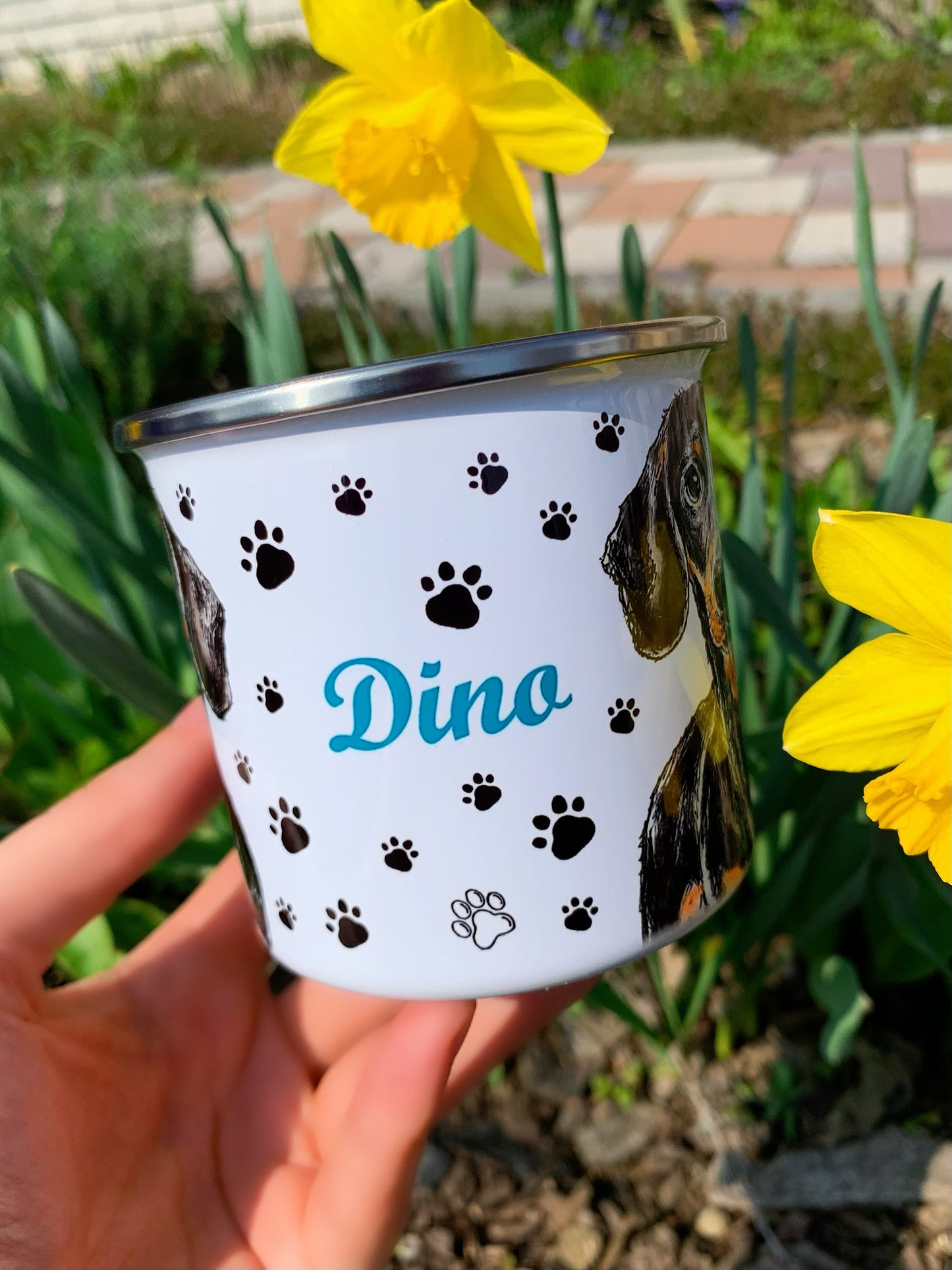 Fém bögre apró fekete mancs mintákkal és kézzel festett cser tacskó portréval, akvarell stílusban.