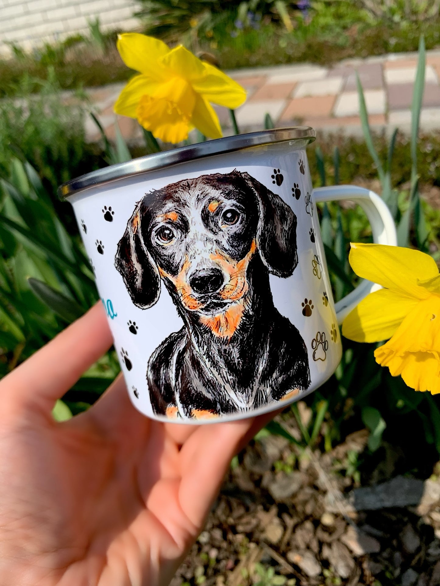 Fehér belsejű, strapabíró fém bögre kézzel festett cser tacskó portréval és fekete apró mancs mintákkal.