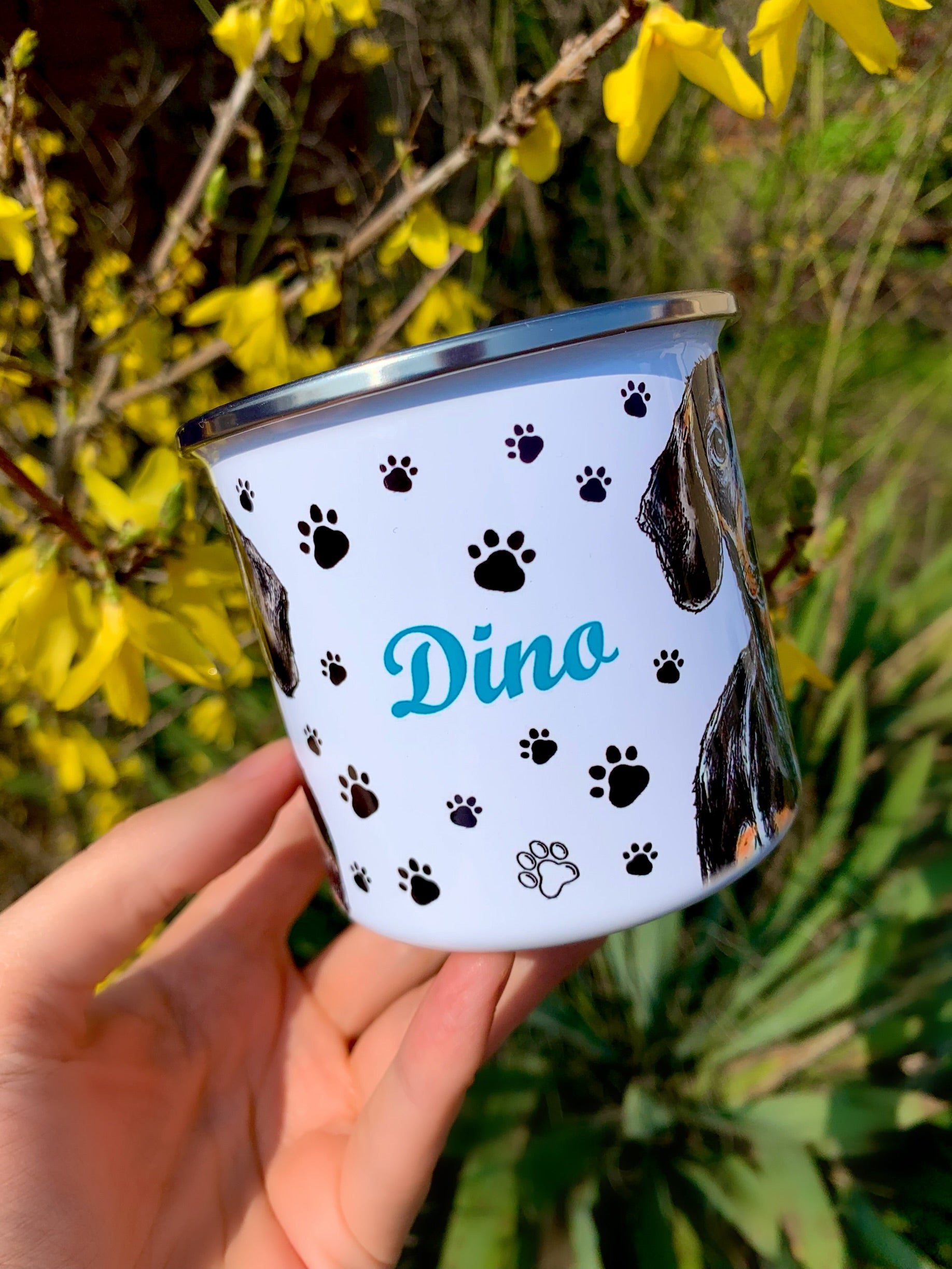 Apró fekete mancsnyomok részletgazdag kézi festéssel, fém bögre oldalán