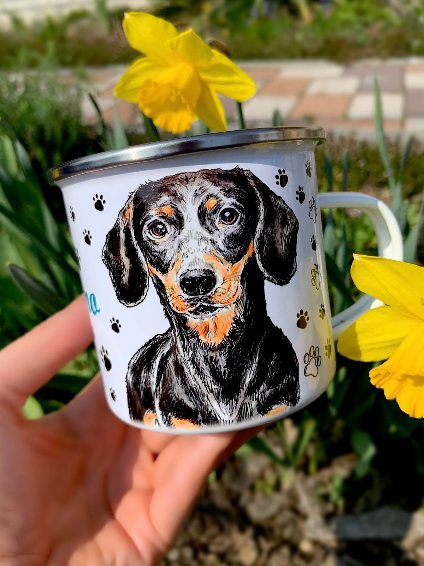 Kézzel festett cser tacskós fém bögre apró mancs mintákkal, kirándulás közben, természetes fényben fotózva.