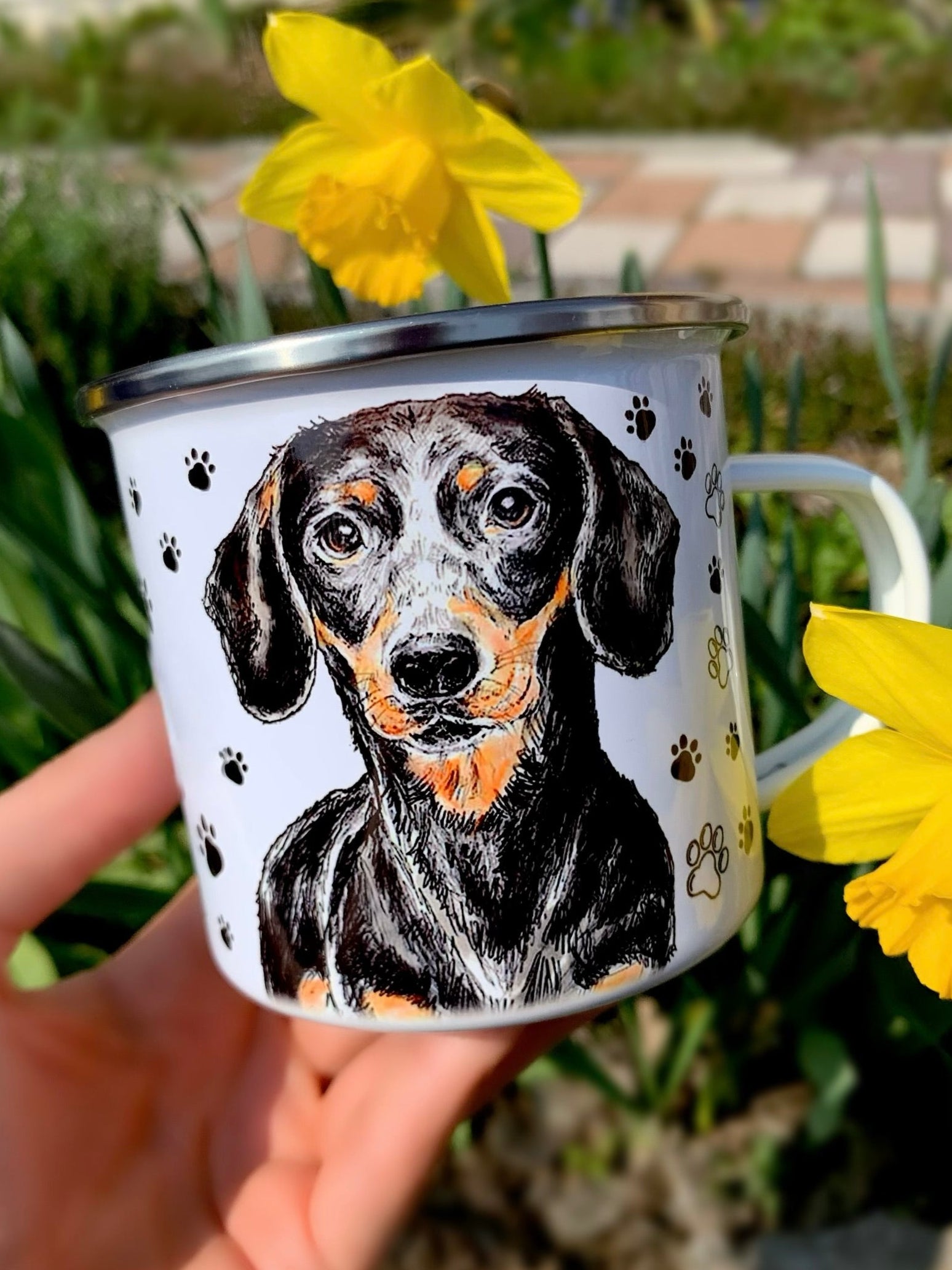 Fém bögre kézzel festett cser színű tacskó portréval, fekete apró mancs mintákkal, akvarell stílusban, fehér háttérrel, prémium minőségben.