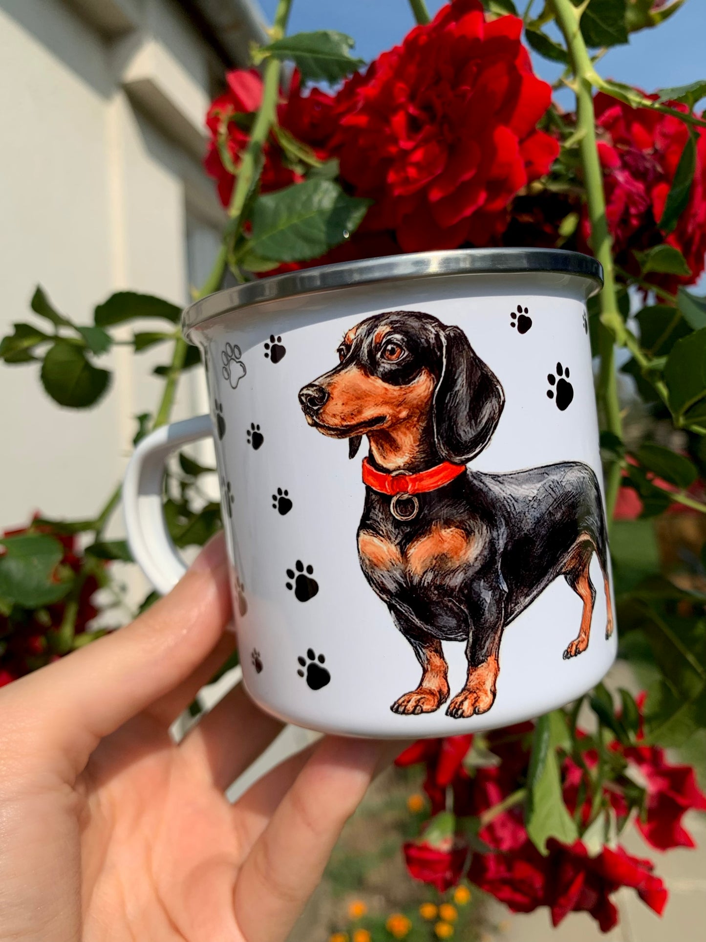 Piros nyakörves cser tacskós bögre fekete mancs mintákkal, fehér alapon, kézzel festett részletgazdag illusztrációval, prémium kutyás ajándék.