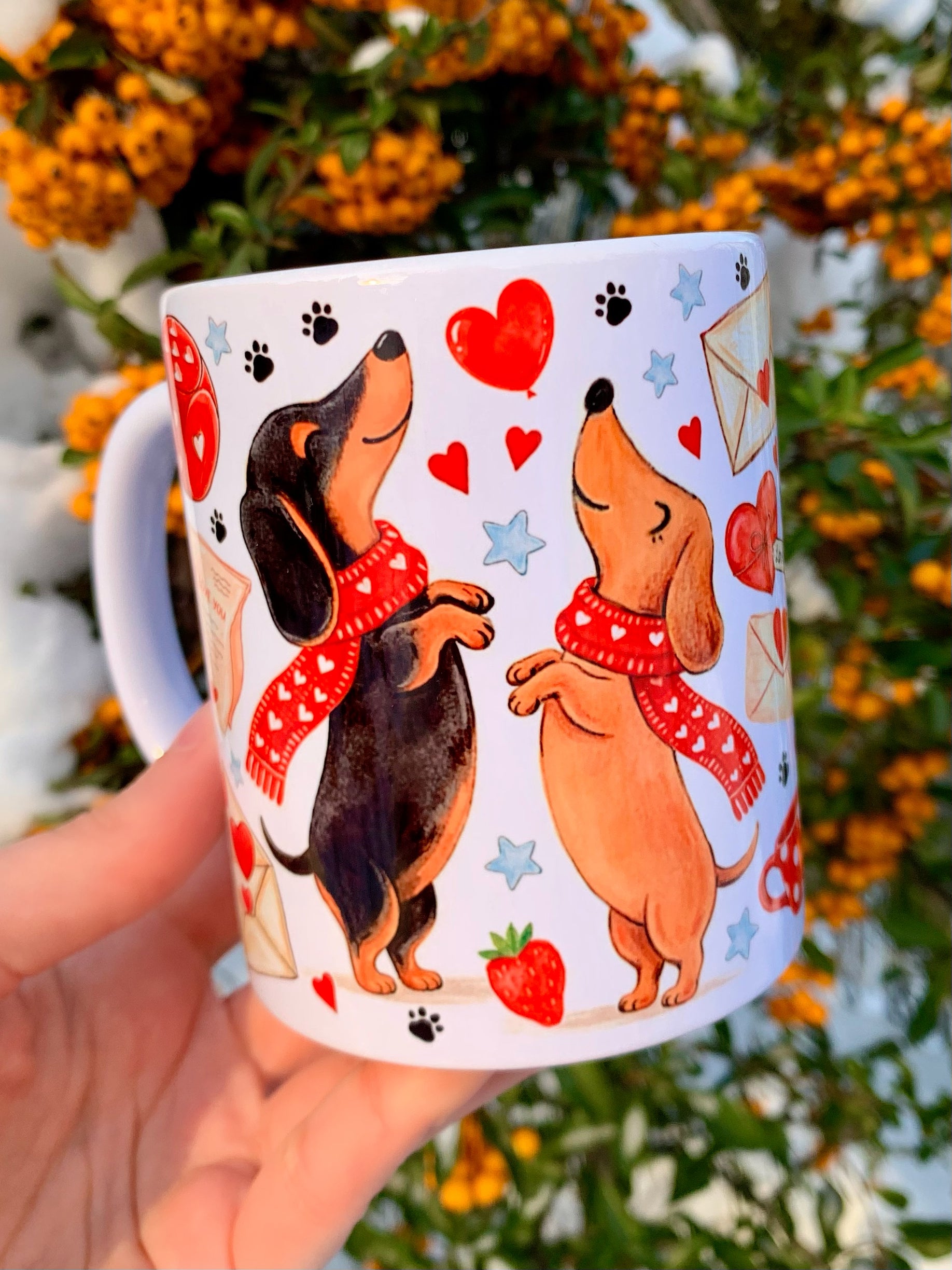 Prémium tacskós bögre kézzel festett, részletgazdag tacskó grafikával, amely örömet szerez minden tacskó gazdinak. Egyedi művészi kutyás ajándék, amely tökéletes választás ünnepekre vagy mindennapi használatra. Kiváló minőségű kerámia, tartós és gyönyörű kivitelben.