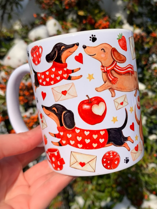 Kézzel rajzolt tacskó illusztrációval díszített kerámia bögre, amely egyedi megjelenésével tűnik ki. Ajándéknak kiváló tacskó kedvelőknek, akik a minőségi és kézműves kutyás termékeket értékelik. Időtálló kivitel, amely sokáig a gazdi kedvence marad.