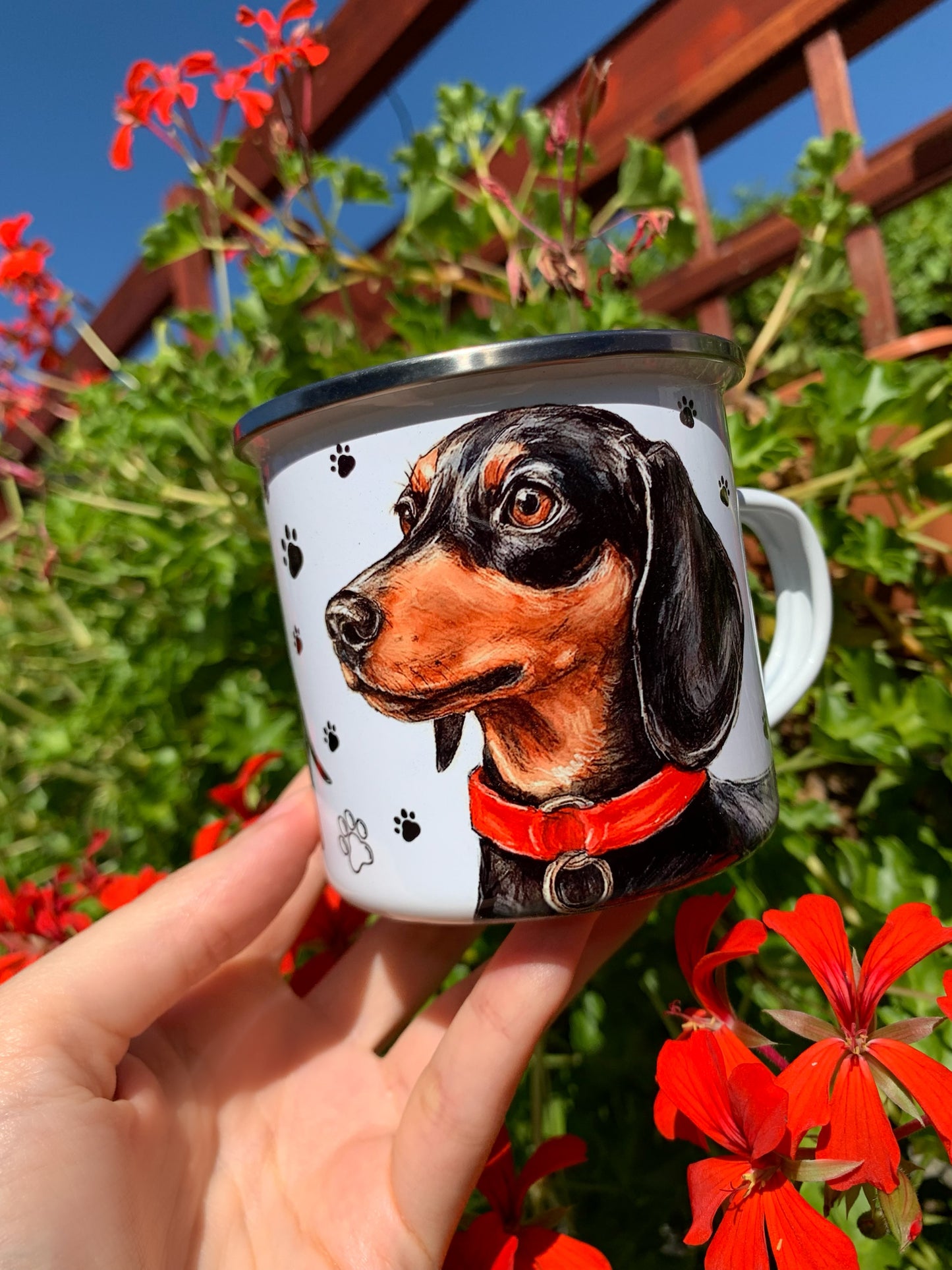 Kézzel festett tacskó mintás fém bögre, egyik oldalon részletgazdag fejportré, másikon teljes alakos piros nyakörves cser tacskó, fekete mancsos mintával.