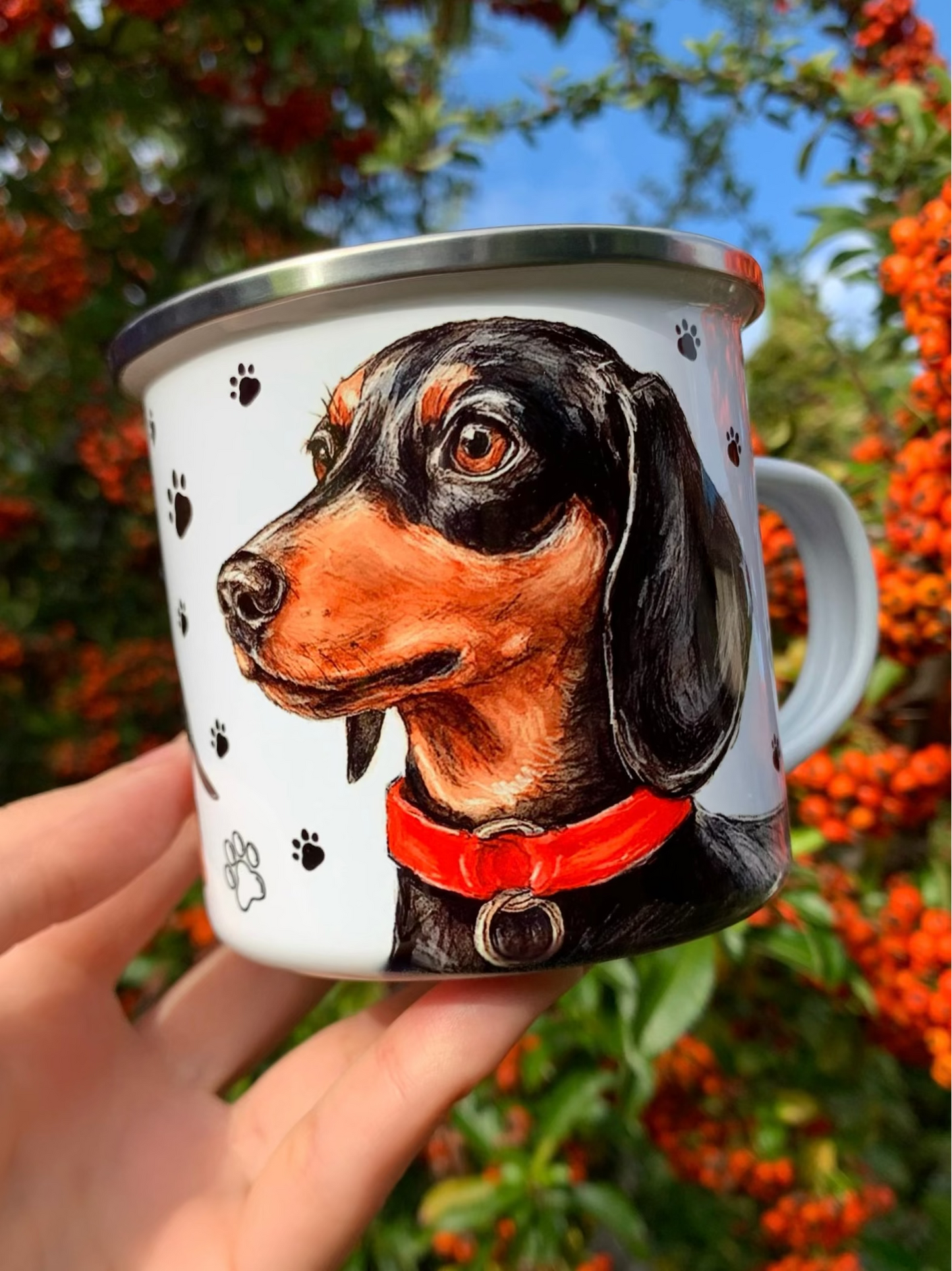 Különleges tacskó mintás fém bögre, kézzel festett cser tacskó portréval és oldalról néző piros nyakörves kutyával, fekete mancs mintás fehér alapon.