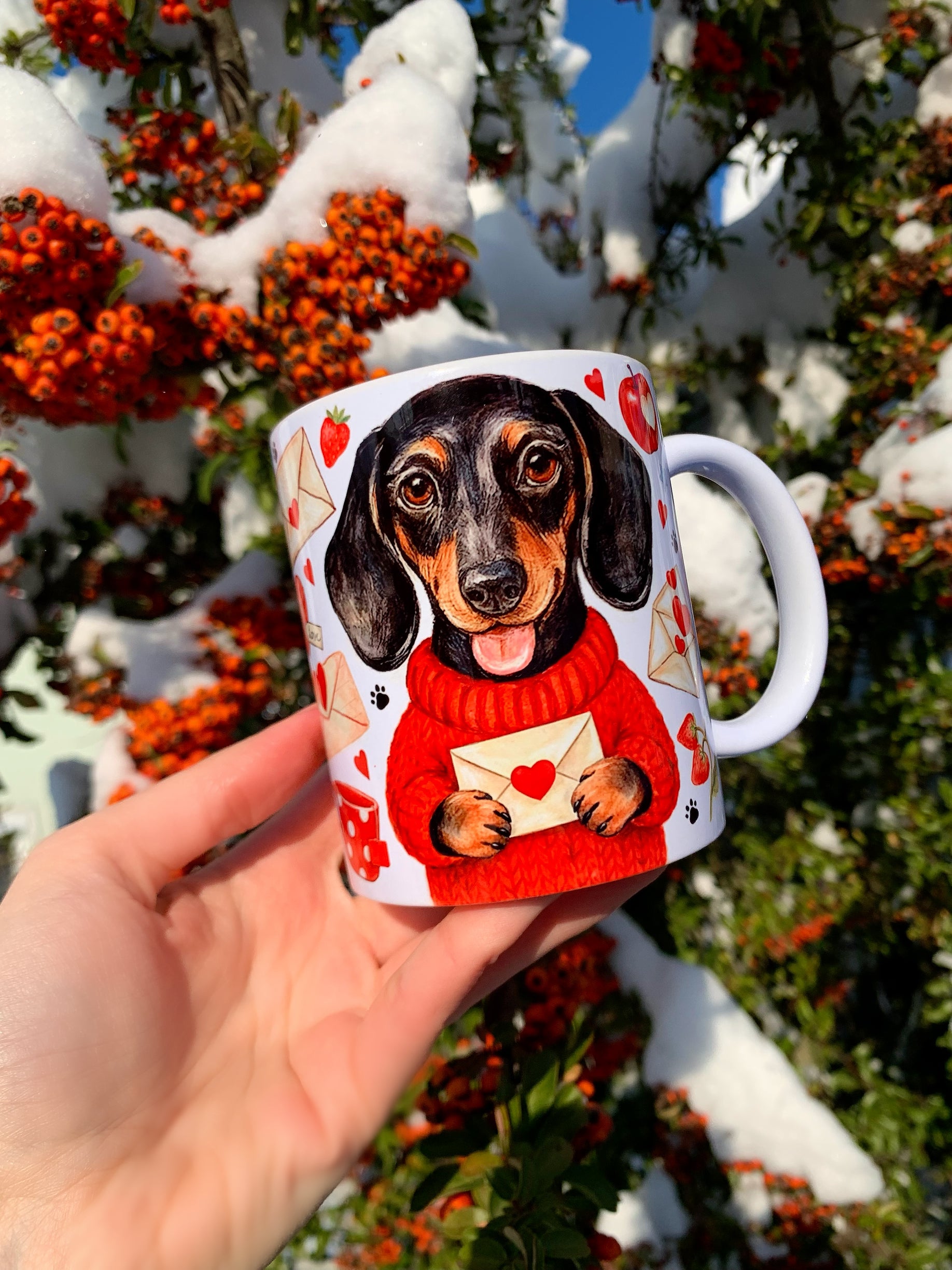 Tacskós bögre kézzel festett kutyagrafikával és minőségi kerámiával, ideális választás minden tacskóimádó számára. Művészi kidolgozású, különleges kutyás ajándék, amely garantáltan mosolyt csal a gazdik arcára. Tartós, stílusos és prémium kivitel.