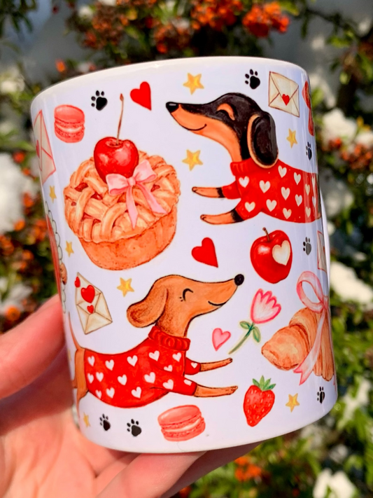 Részletgazdag tacskó mintával díszített prémium kerámia bögre, amely kézzel festett, művészi megjelenésével tűnik ki. Kutyabarátoknak és tacskó gazdiknak kiváló ajándék. Tartós, letisztult kivitel, amely bármely otthonban jól mutat.