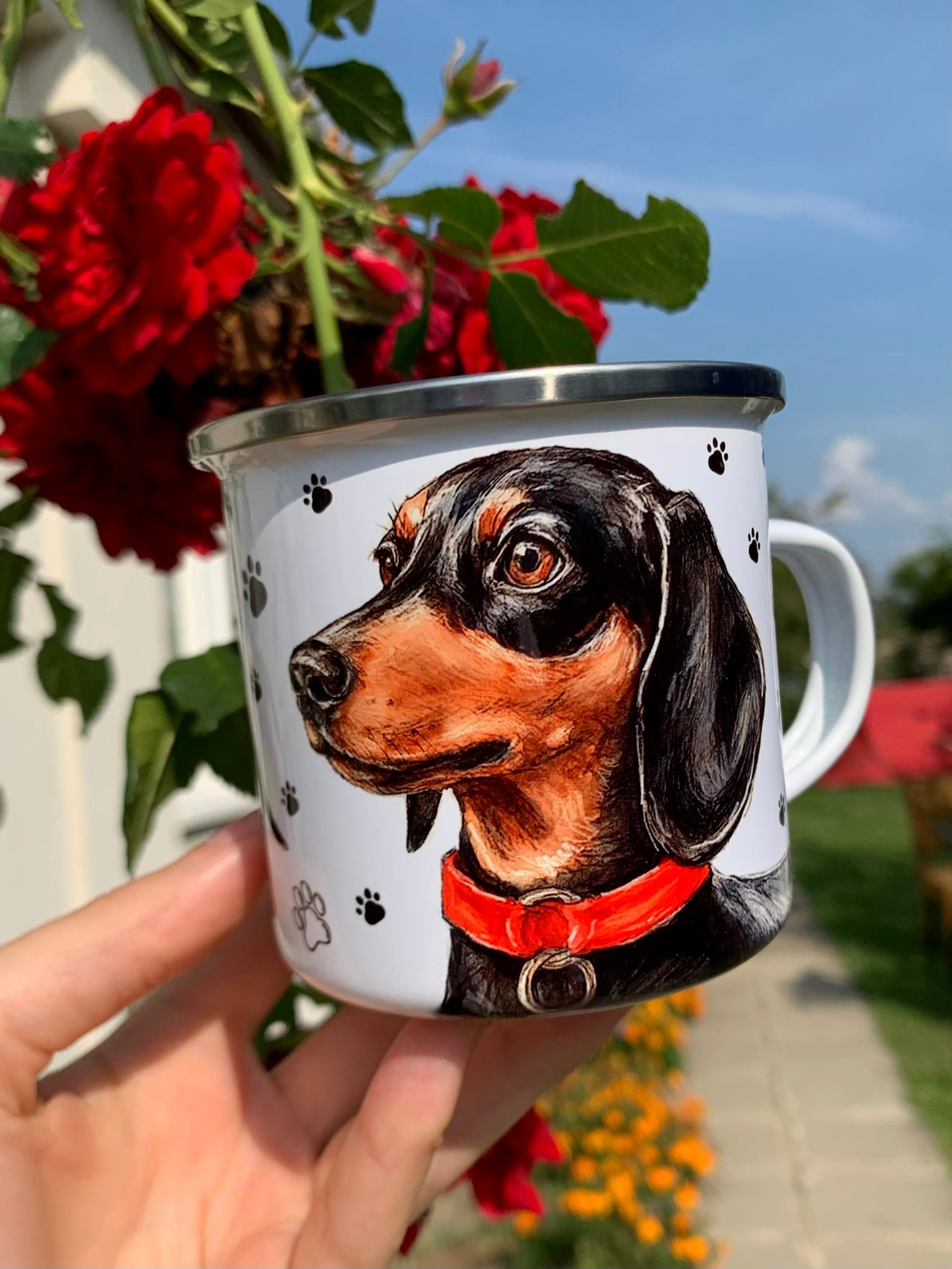 prémium tacskós bögre, Tacskós bögre kétféle illusztrációval: részletgazdag fejportré és teljes alakos cser színű tacskó rajz, kézzel festett, akvarell hatású stílusban. 