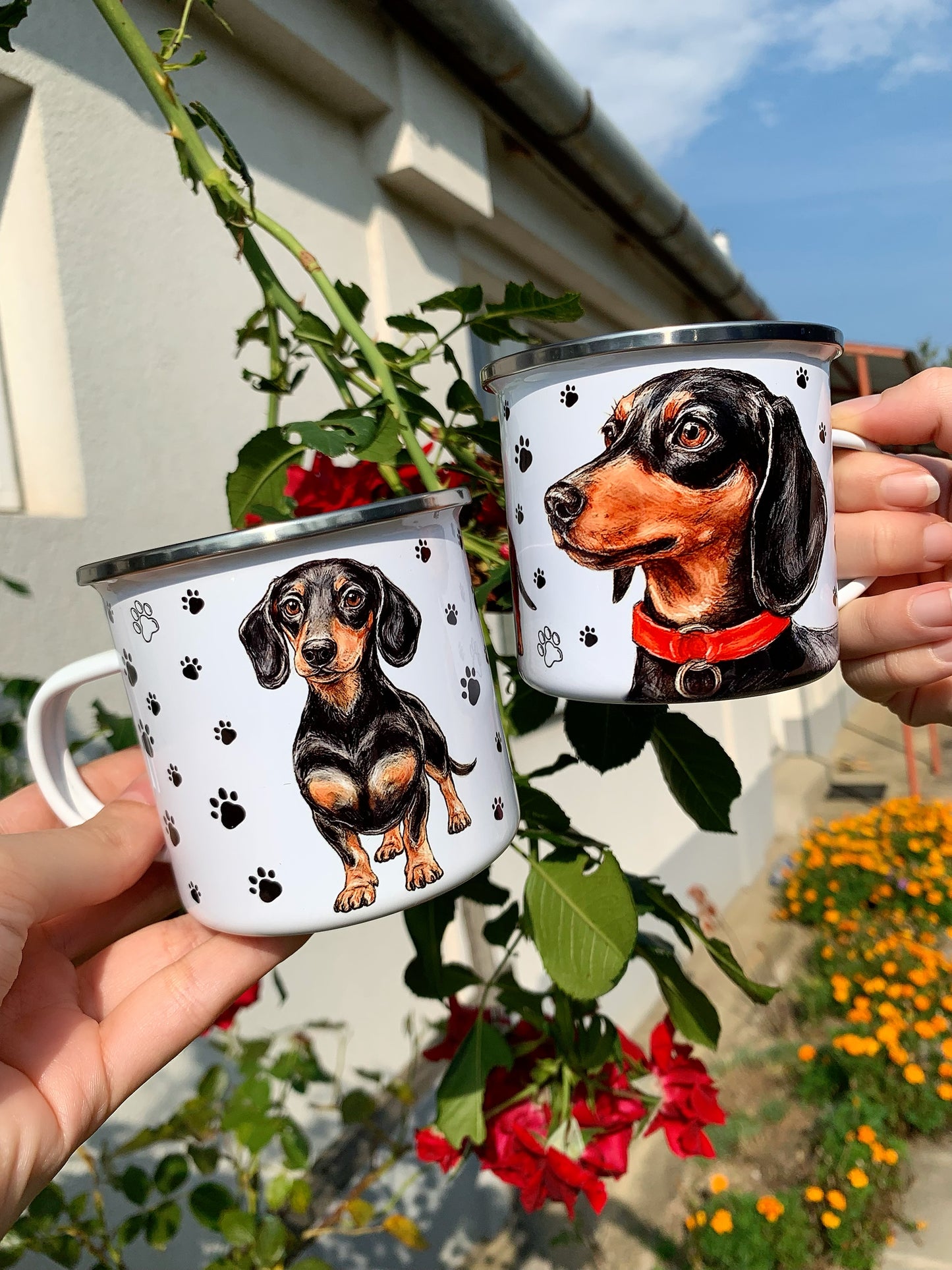 Fém bögre kézzel rajzolt tacskó mintával, oldalról néző cser tacskó és közelről megfestett arckép, fekete mancsos fehér háttérrel.